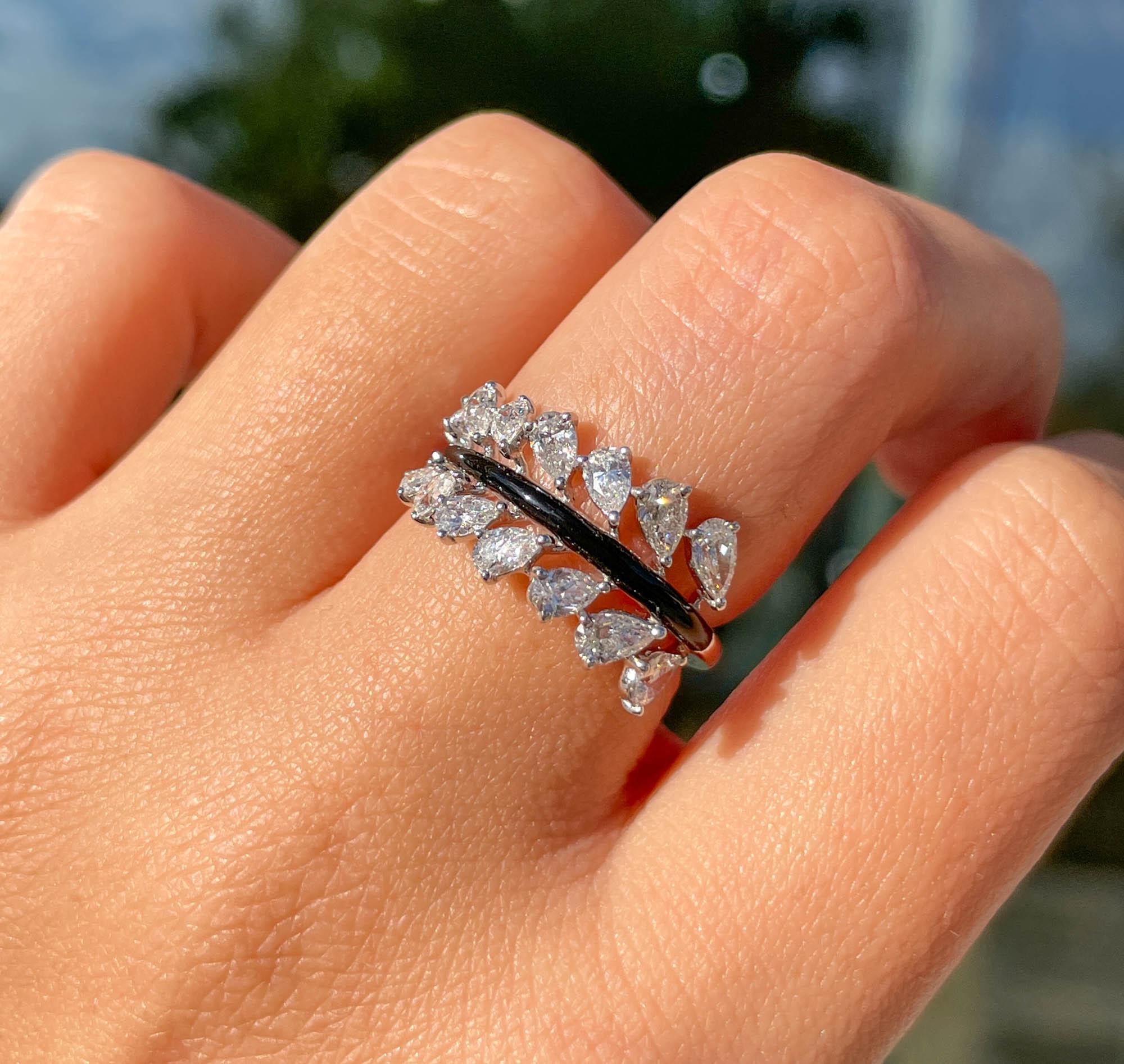 Bague en or blanc 18k avec diamant et feuille d'émail noir Feder
Le poids total des diamants est de 1.39tcw.
Se situe à 1.72 mm du haut du doigt.
La bande se rétrécit de 1,52 mm à 1,90 mm sur la partie inférieure.
La taille de la bague est de 6.25