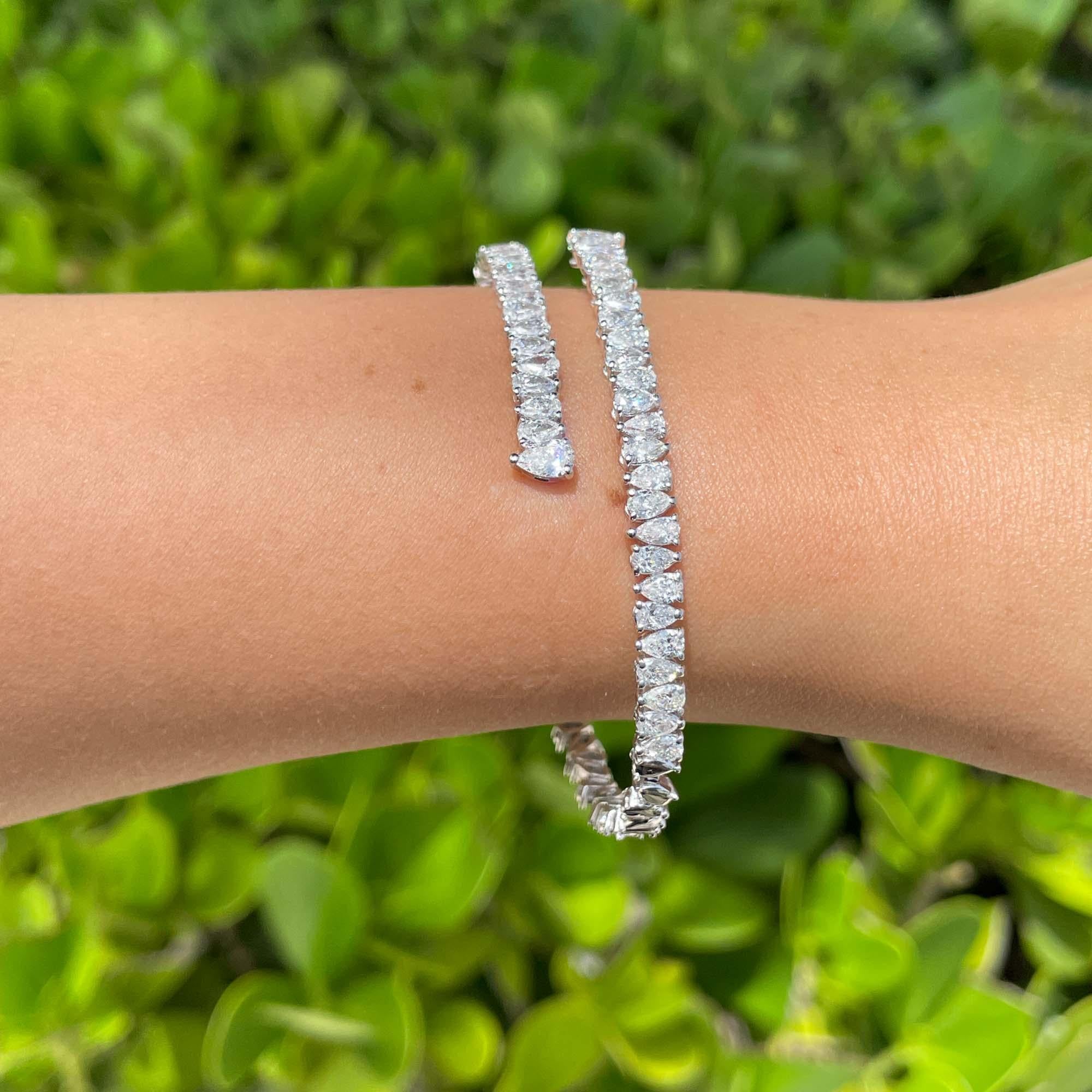 Jay Feder Pulsera brazalete cruzada de diamantes en oro blanco de 18k

Engastada con diamantes en forma de pera; el peso total en quilates es de 4.14 quilates.

La pulsera mide 5 cm de diámetro. La anchura se estrecha de 11,67 mm a 4,33 mm. El peso