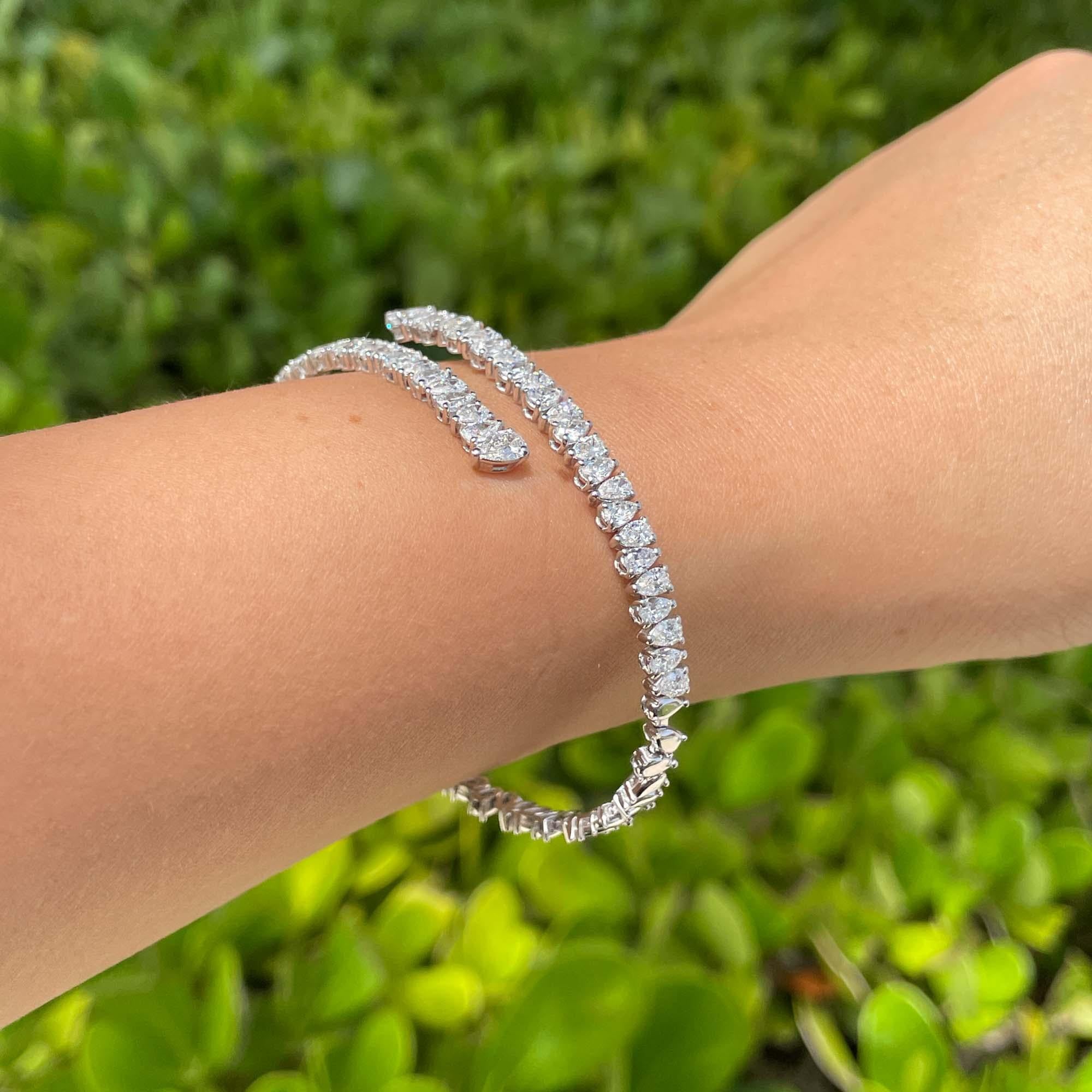 Jay Feder Pulsera brazalete cruzada de diamantes en oro blanco de 18k Corte redondo en venta