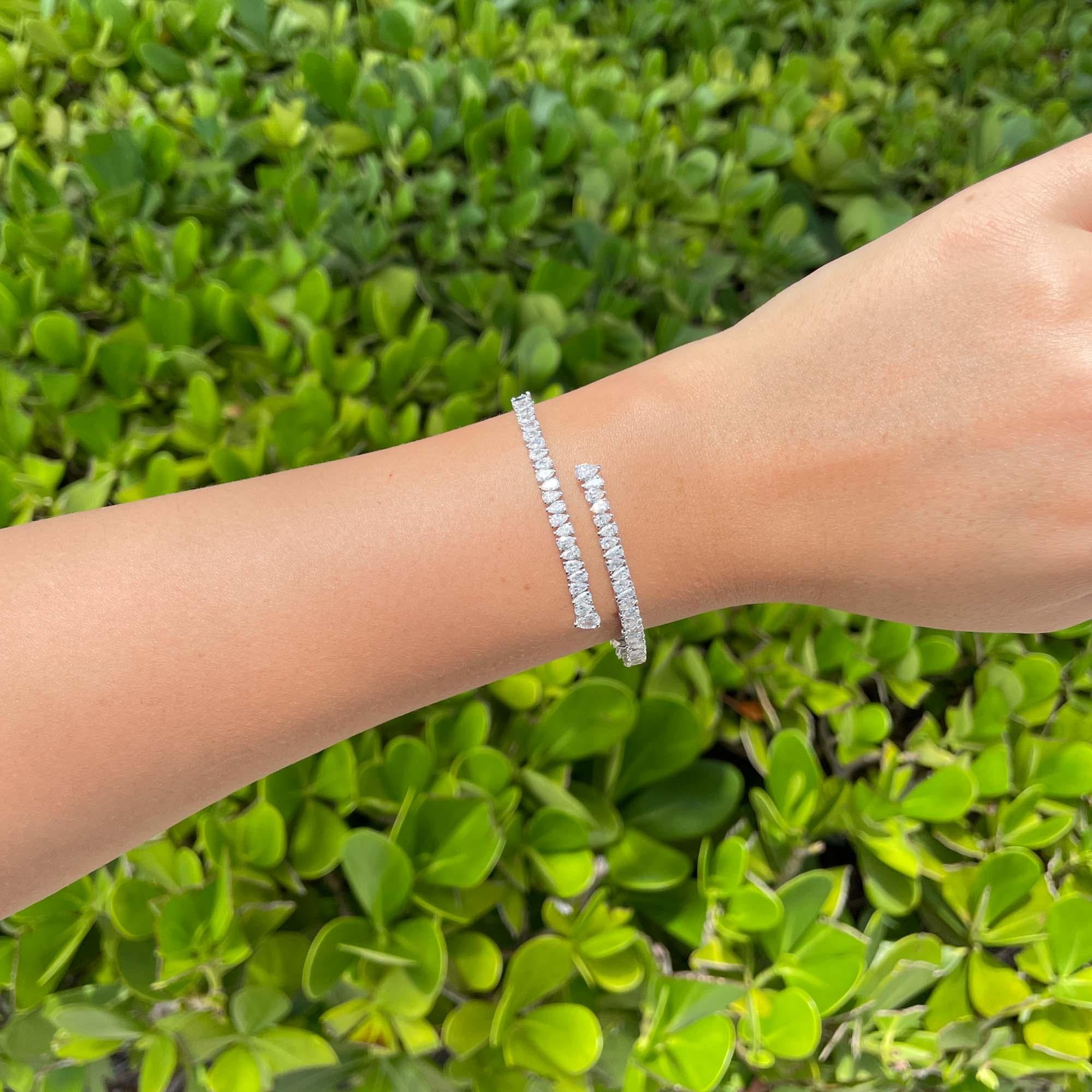 Jay Feder Pulsera brazalete cruzada de diamantes en oro blanco de 18k en Bueno estado para la venta en Boca Raton, FL