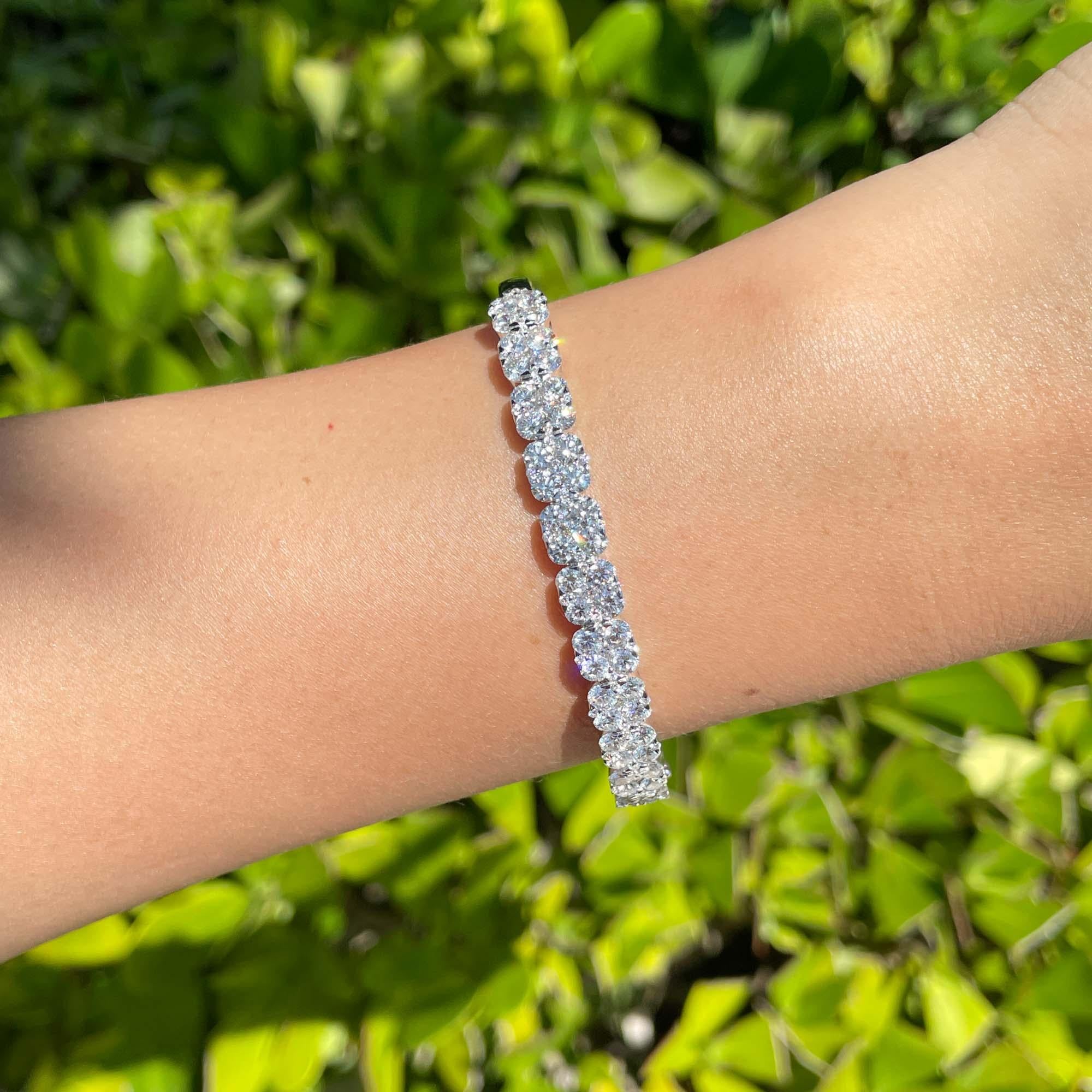 Jay Feder 18k White Gold Diamond Flower Cluster Bangle Bracelet

Set with 99 round diamonds; total carat weight is 14.99ct. The bangle is 2.5