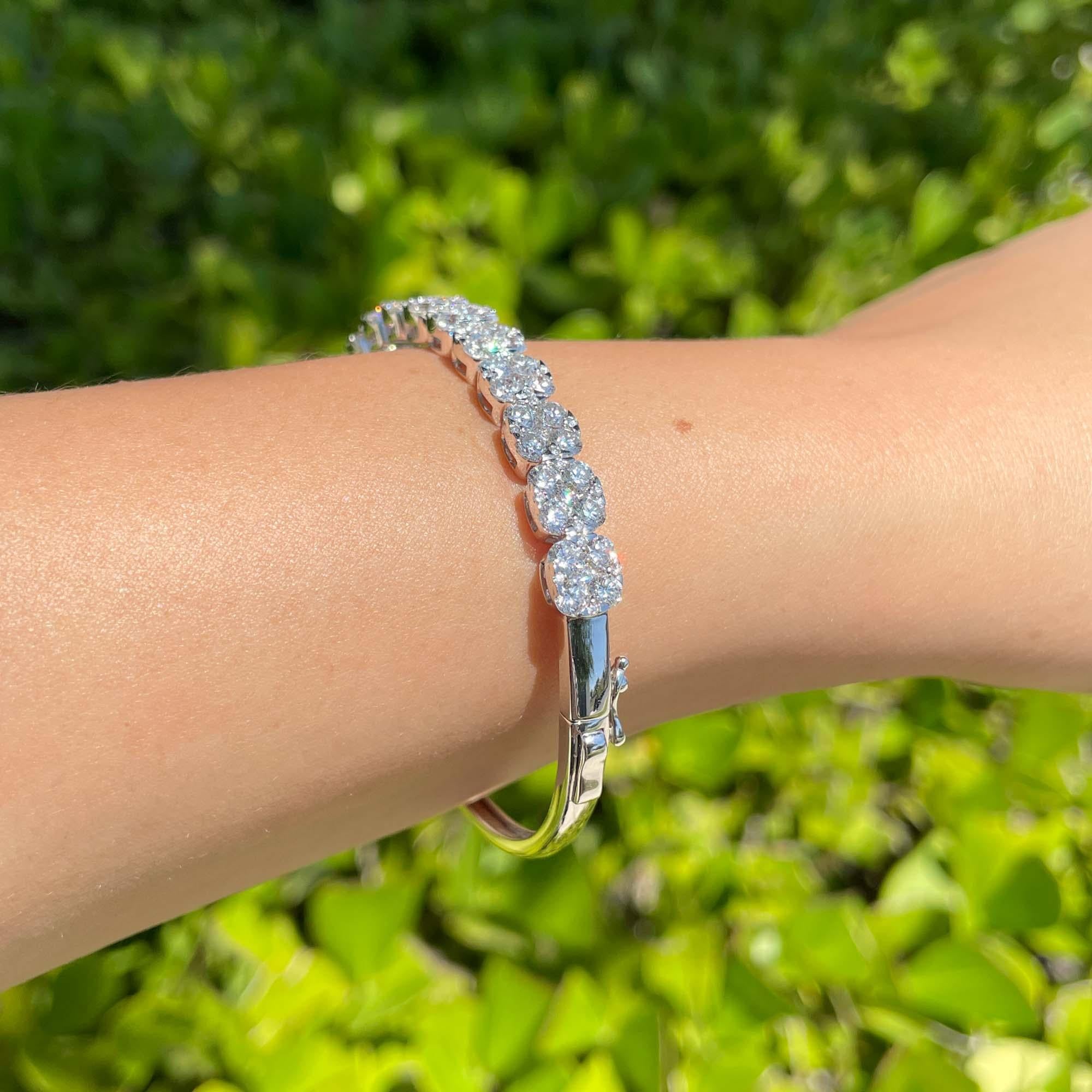 Jay Feder 18k White Gold Diamond Flower Cluster Bangle Bracelet In Good Condition For Sale In Boca Raton, FL