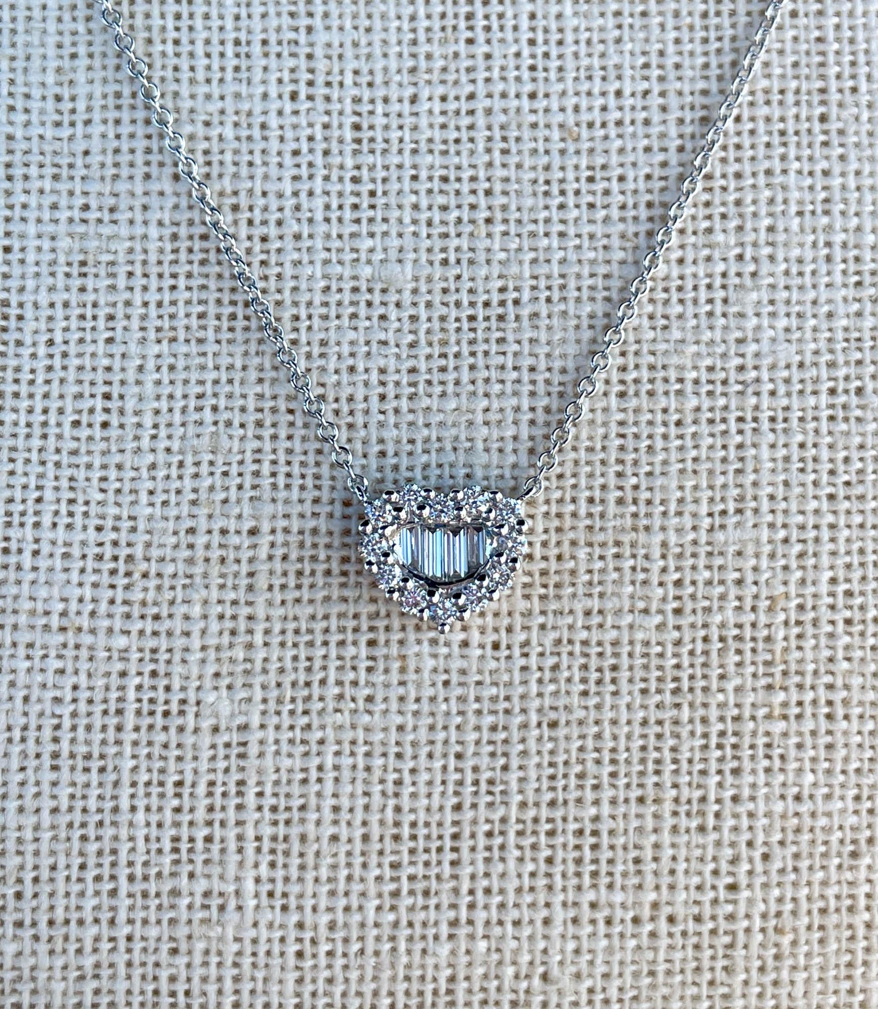 Collar Colgante Racimo de Corazones con Diamantes en Oro Blanco de 18k Jay Feder
Hay 12 diamantes brillantes redondos (0,31 ct) y 4 baguette (0,20 ct); el peso total estimado es de 0,51 quilates. 
El collar mide 18 pulgadas de largo; las medidas del