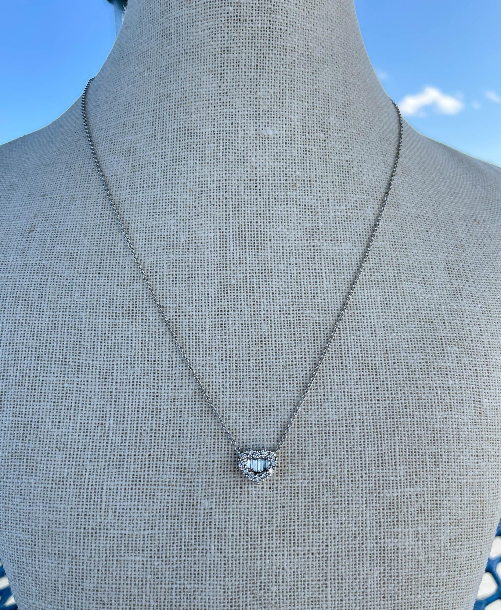 Collar Colgante Racimo de Corazones con Diamantes de Oro Blanco de 18k Jay Feder en Bueno Estado en Boca Raton, FL