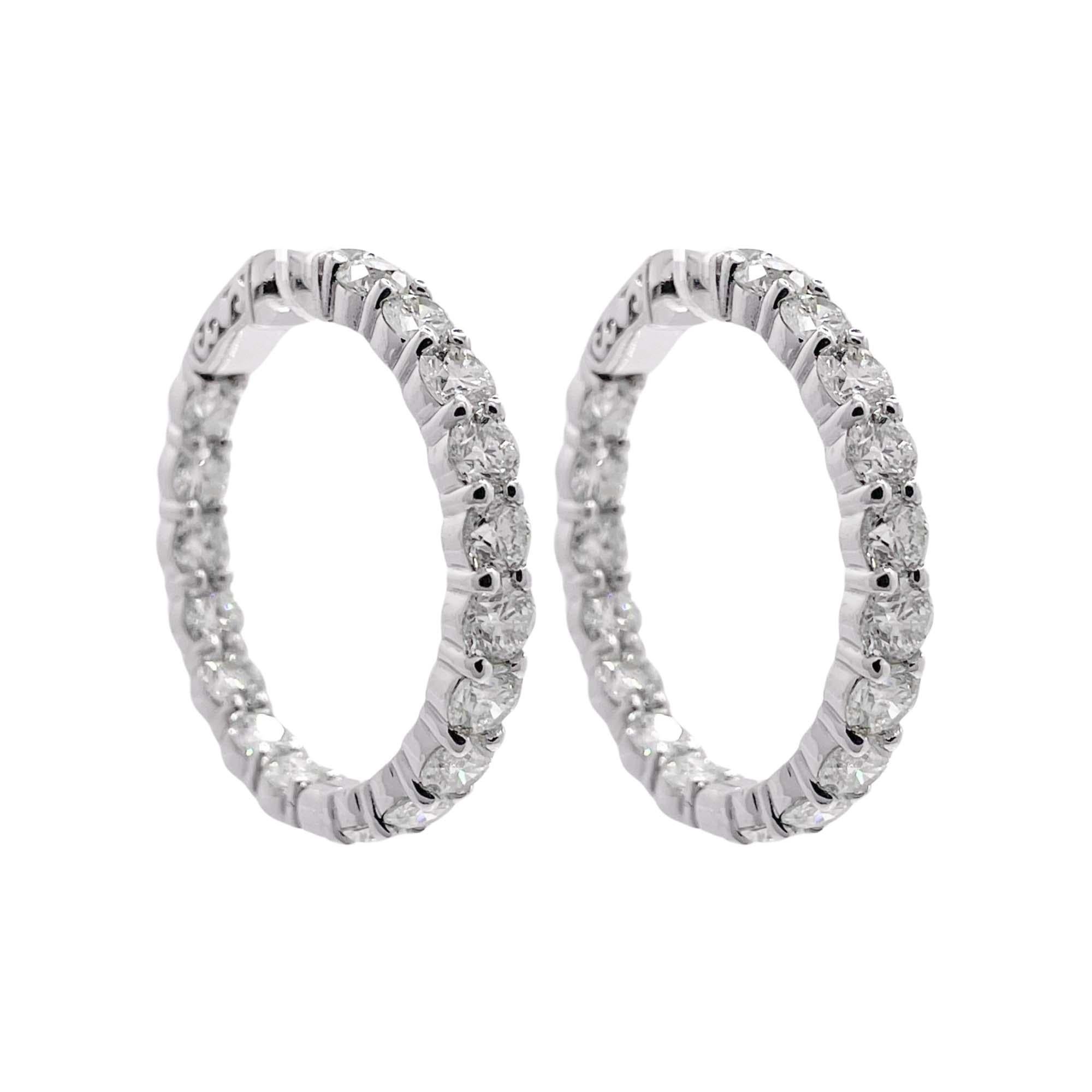 Taglio rotondo Jay Feder Orecchini a cerchio con diamanti in oro bianco 18k in vendita