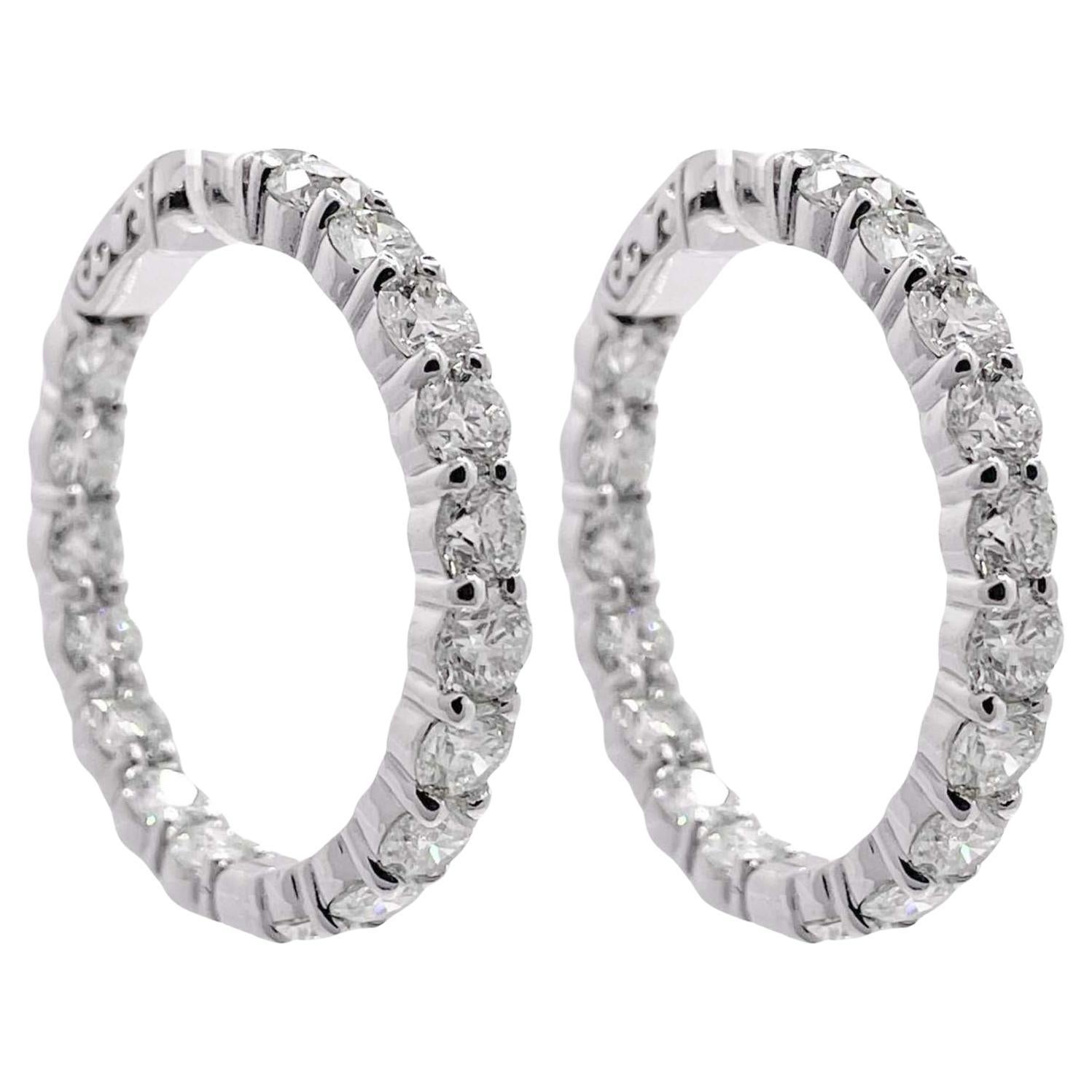 Pendientes de aro de diamantes Jay Feder de oro blanco de 18k