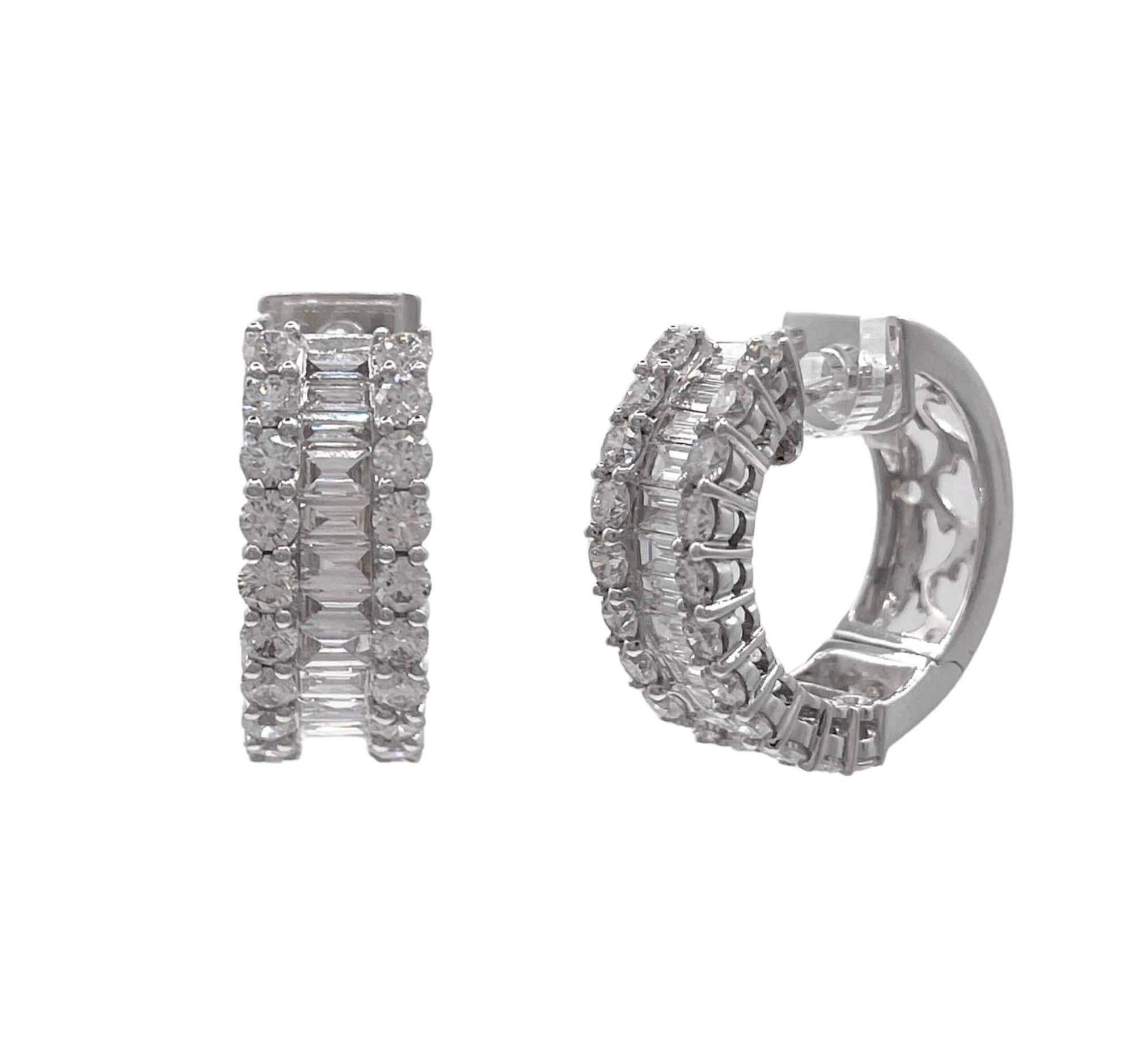 Orecchini Huggie di Jay Feder in oro bianco 18k con diamanti In condizioni buone in vendita a Boca Raton, FL