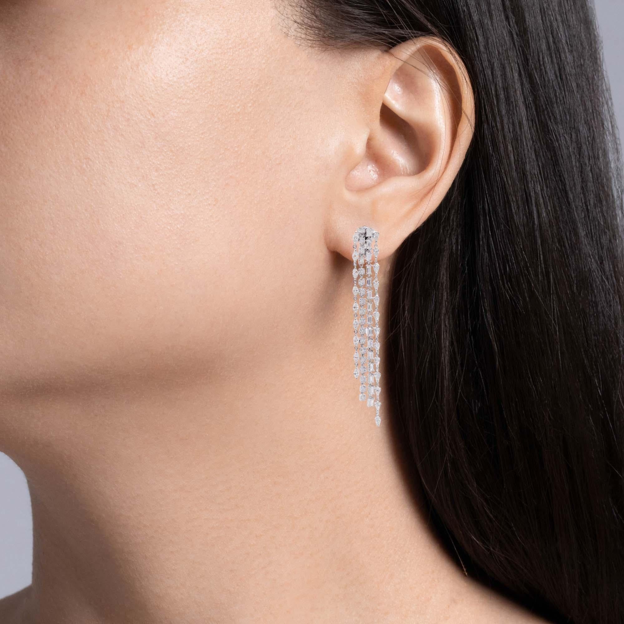 Jay Feder 18k White Gold Diamond Long Drop Dangle Earrings

Set with mixed cut diamonds; total carat weight is 10.57ct.

The earrings are 3.5 inches long. Total weight is 23.5 grams.

Please view our photos and videos for more details.

Good