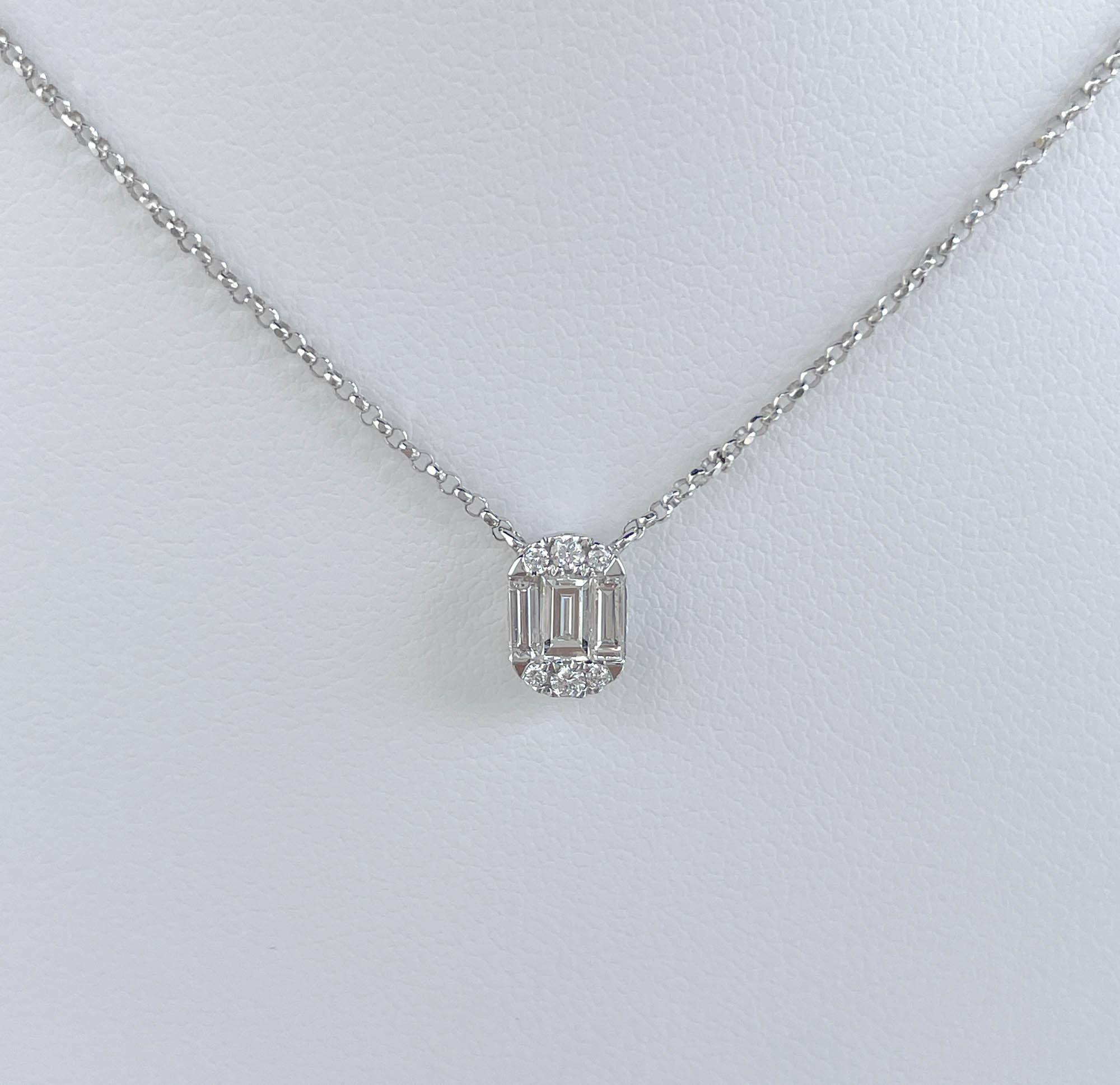 Collar Colgante Racimo Ovalado de Diamantes en Oro Blanco de 18k Jay Feder
Hay diamantes redondos y baguette; el peso total es de 0,35 tcw.
Las medidas del óvalo son 7,78x5,63 mm. 
El collar mide 16 pulgadas de largo con ext. a 18 pulgadas.
El peso
