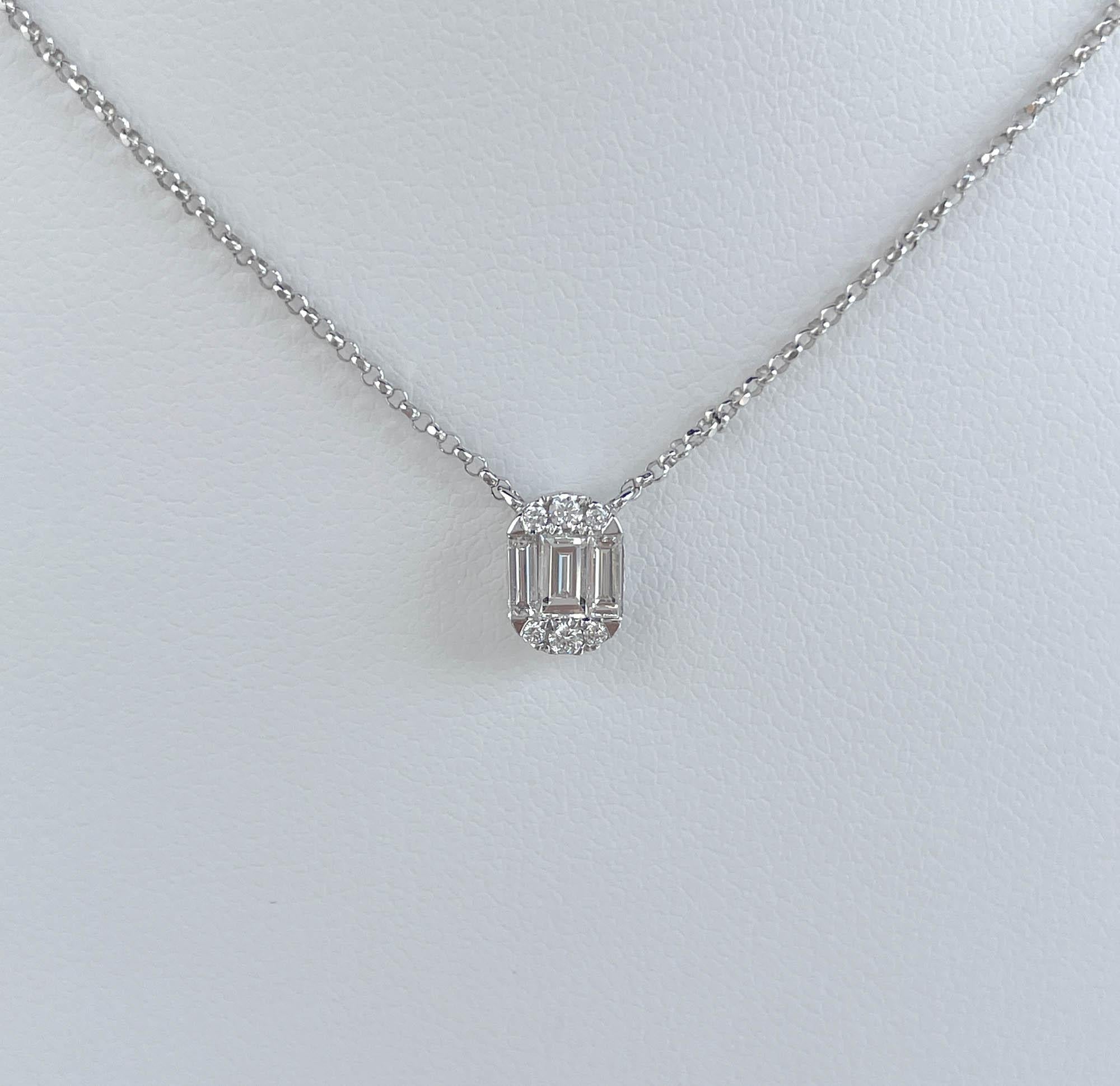 Collar Colgante Racimo Ovalado de Diamantes en Oro Blanco de 18k Jay Feder en Bueno Estado en Boca Raton, FL