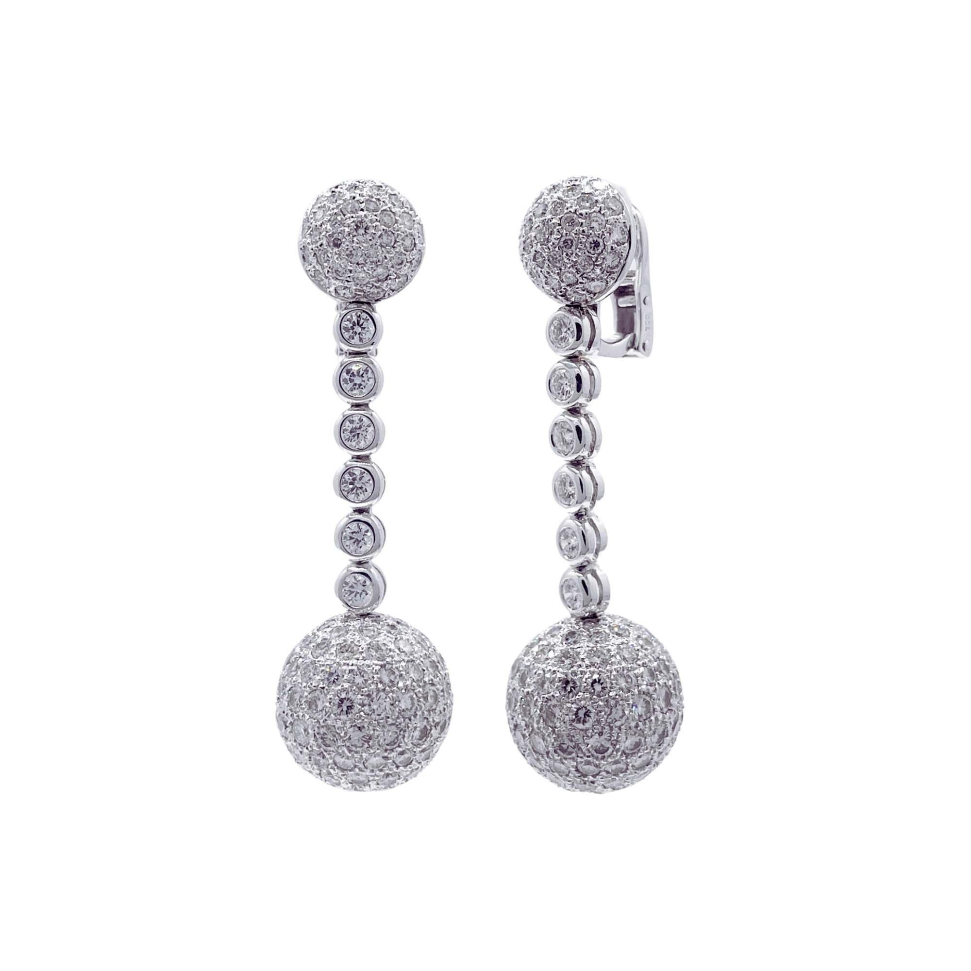 Taille ronde Jay Golding - Boucles d'oreilles pendantes en or blanc 18 carats avec diamants et pavés. en vente