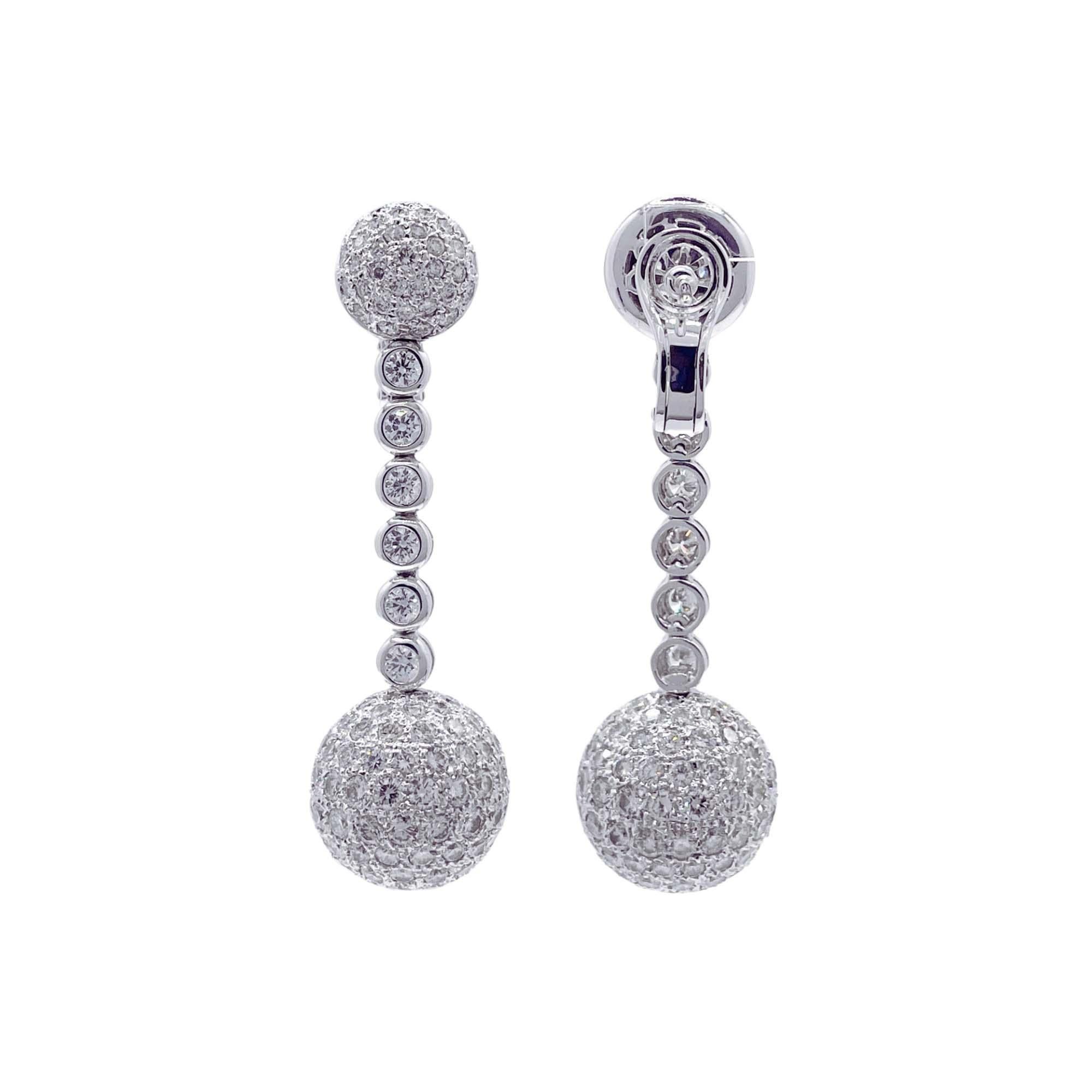 Jay Golding - Boucles d'oreilles pendantes en or blanc 18 carats avec diamants et pavés. Bon état - En vente à Boca Raton, FL