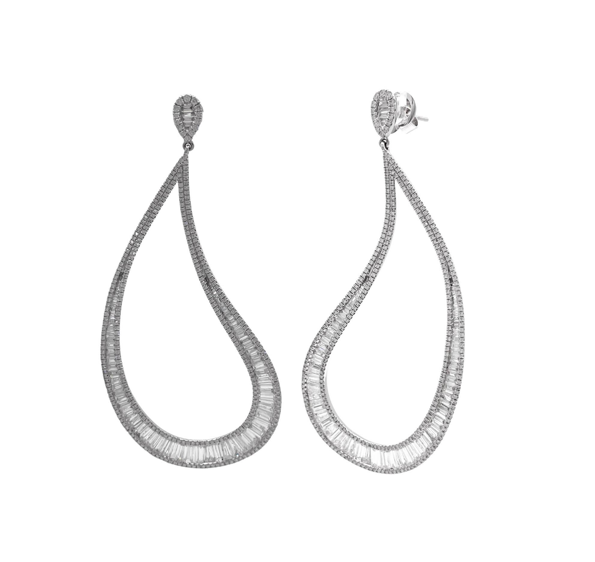 Taille mixte Boucles d'oreilles pendantes en or blanc 18 carats avec diamants en forme de gouttes en vente