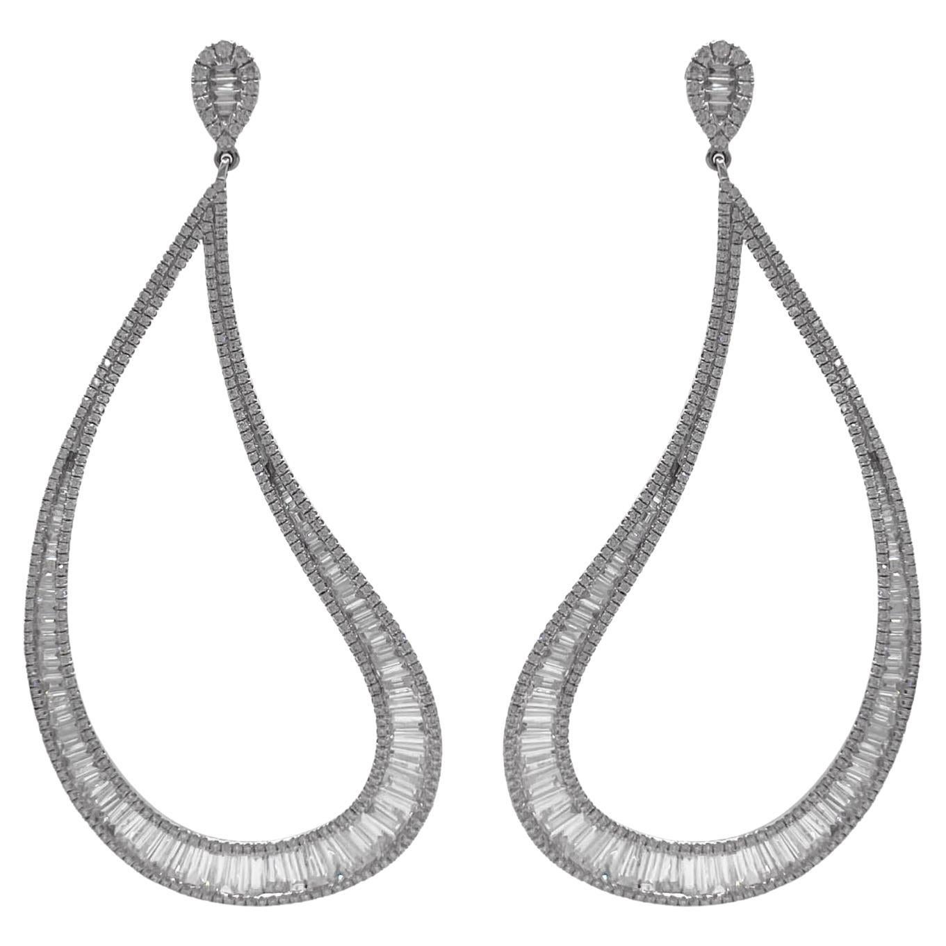 Boucles d'oreilles pendantes en or blanc 18 carats avec diamants en forme de gouttes en vente