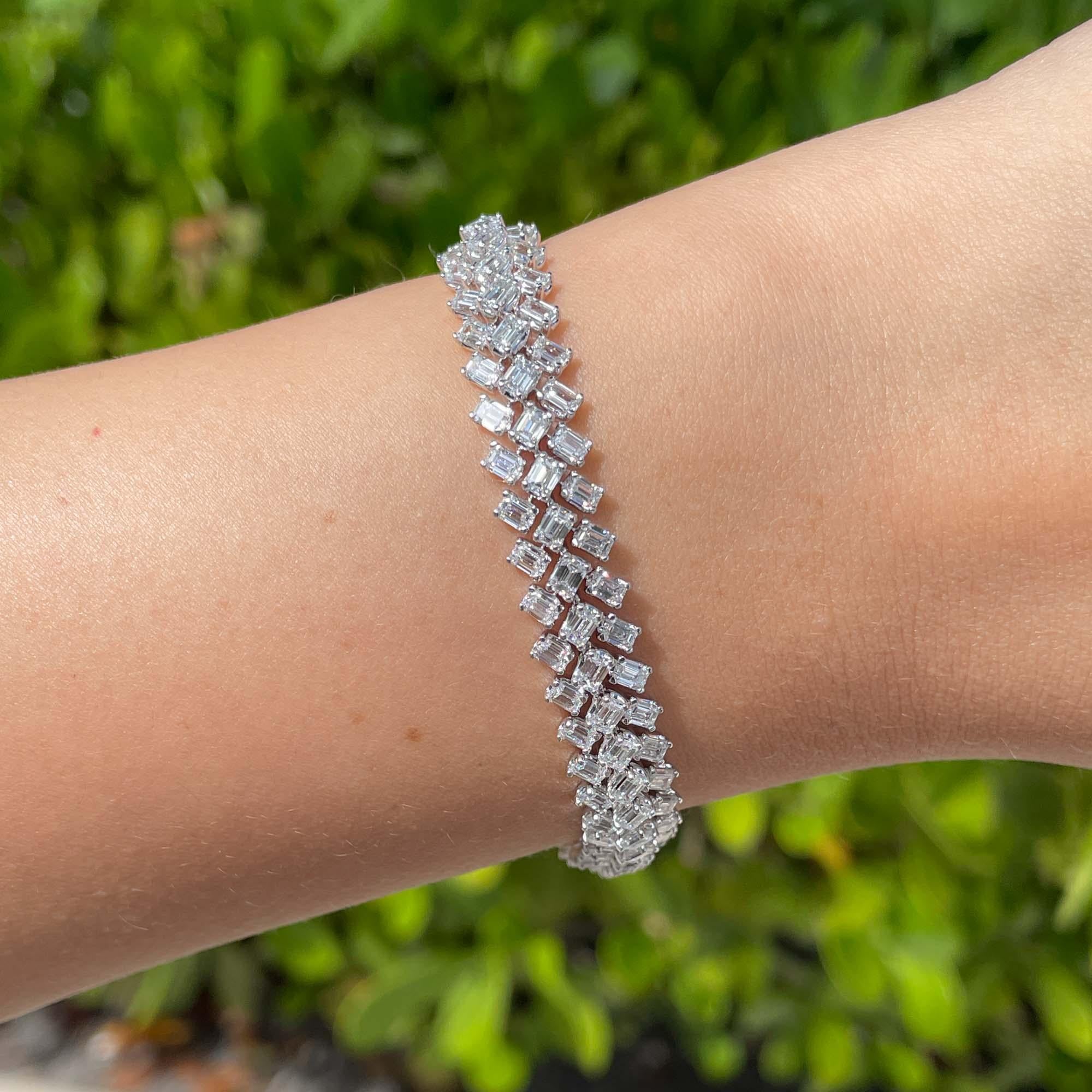 Jay Feder 18k White Gold Diamond Tennis Fashion Bracelet

Set with emerald cut diamonds; total carat weight is 12.92ct.

The bracelet is 7 inches long and 9.05mm wide. Total weight is 19.2 grams.

Please view our photos and videos for more