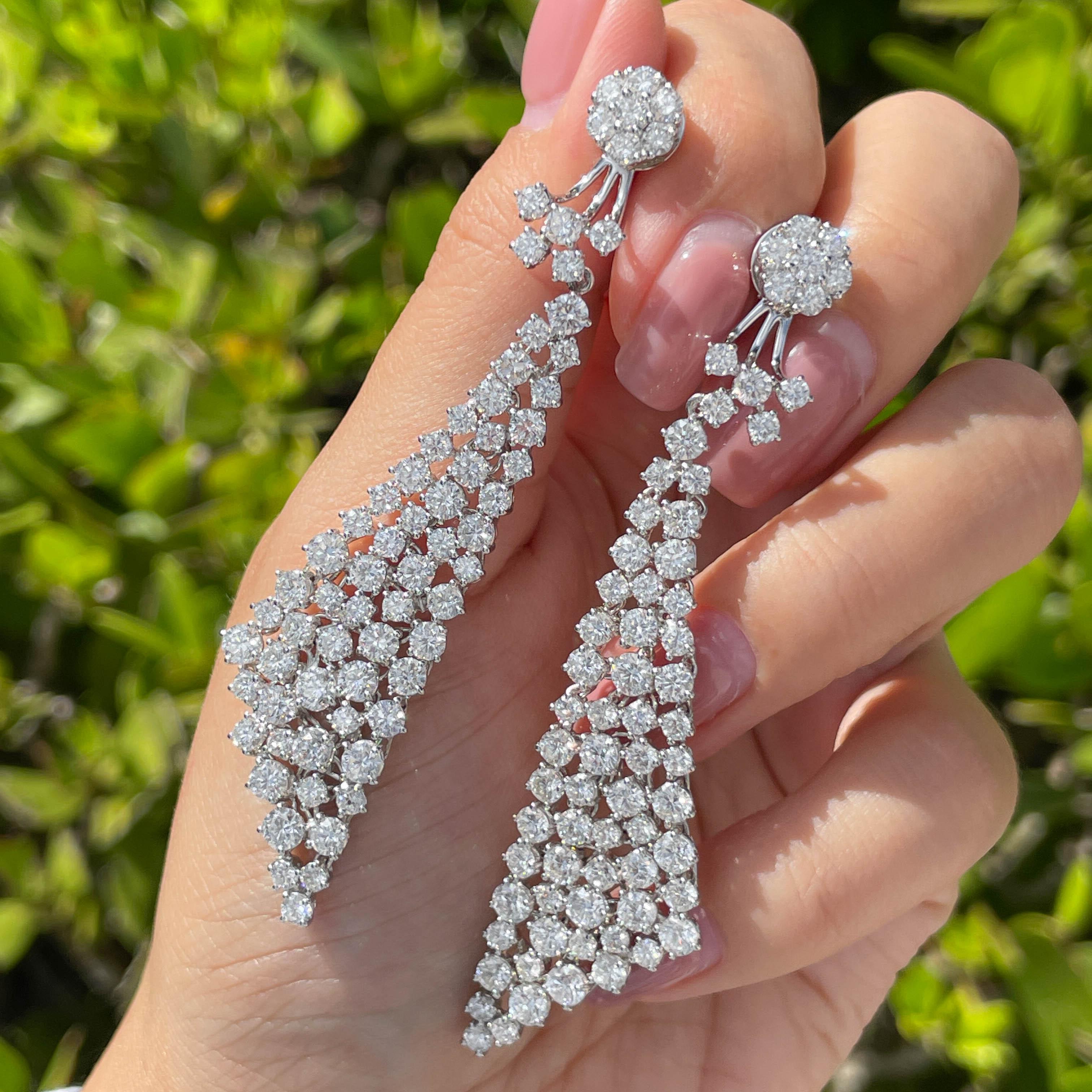 Jay Feder 18k White Gold Diamond Triangular Drop Dangle Earrings In Good Condition For Sale In Boca Raton, FL