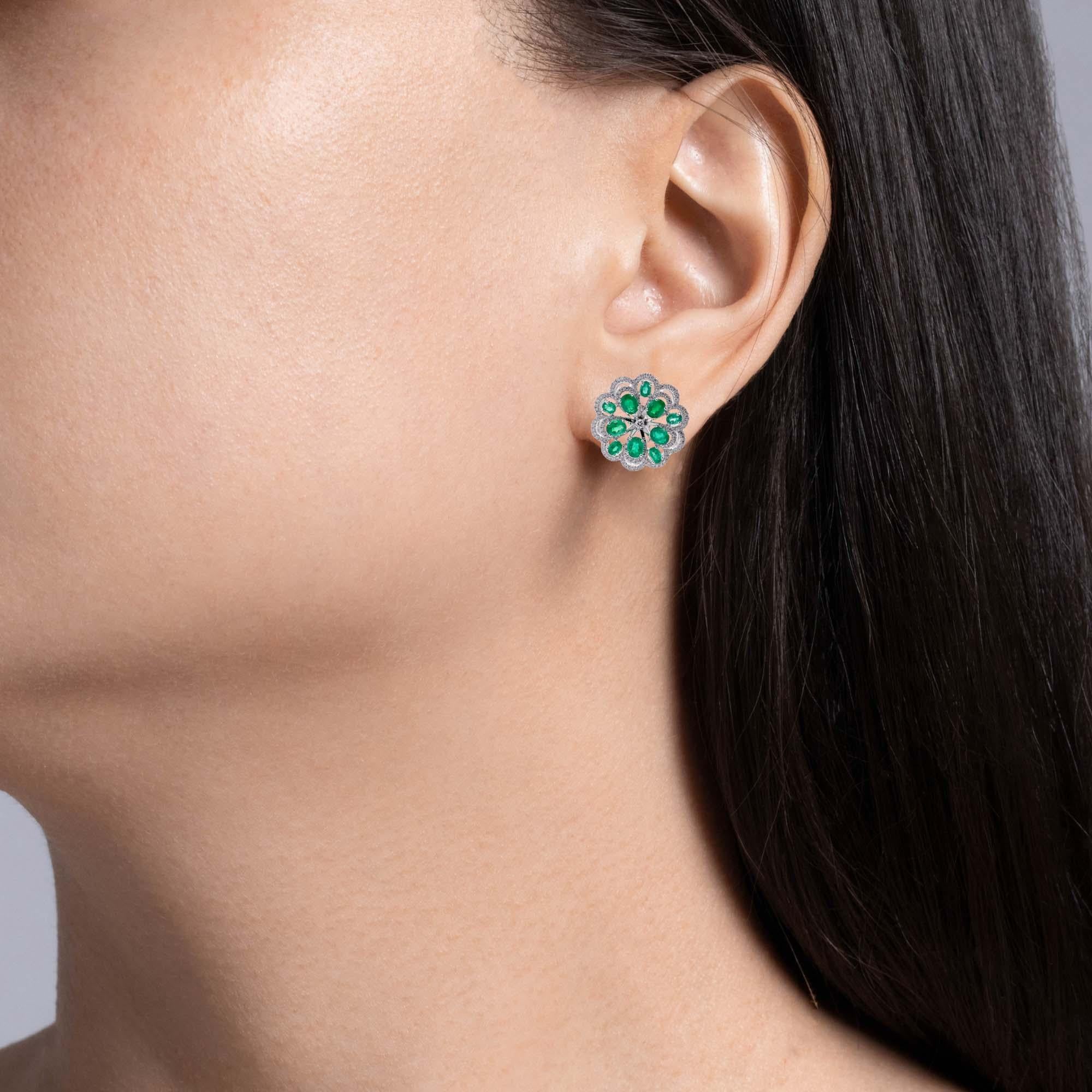 Jay Feder 18k White Gold Green Emerald Diamond Flower Cluster Earrings

Set with 20 oval green emeralds (3.98ct) and 272 round diamonds (1.17ct).

The earrings are 23mm in diameter. Total weight is 12.8 grams.

Please view our photos and videos for