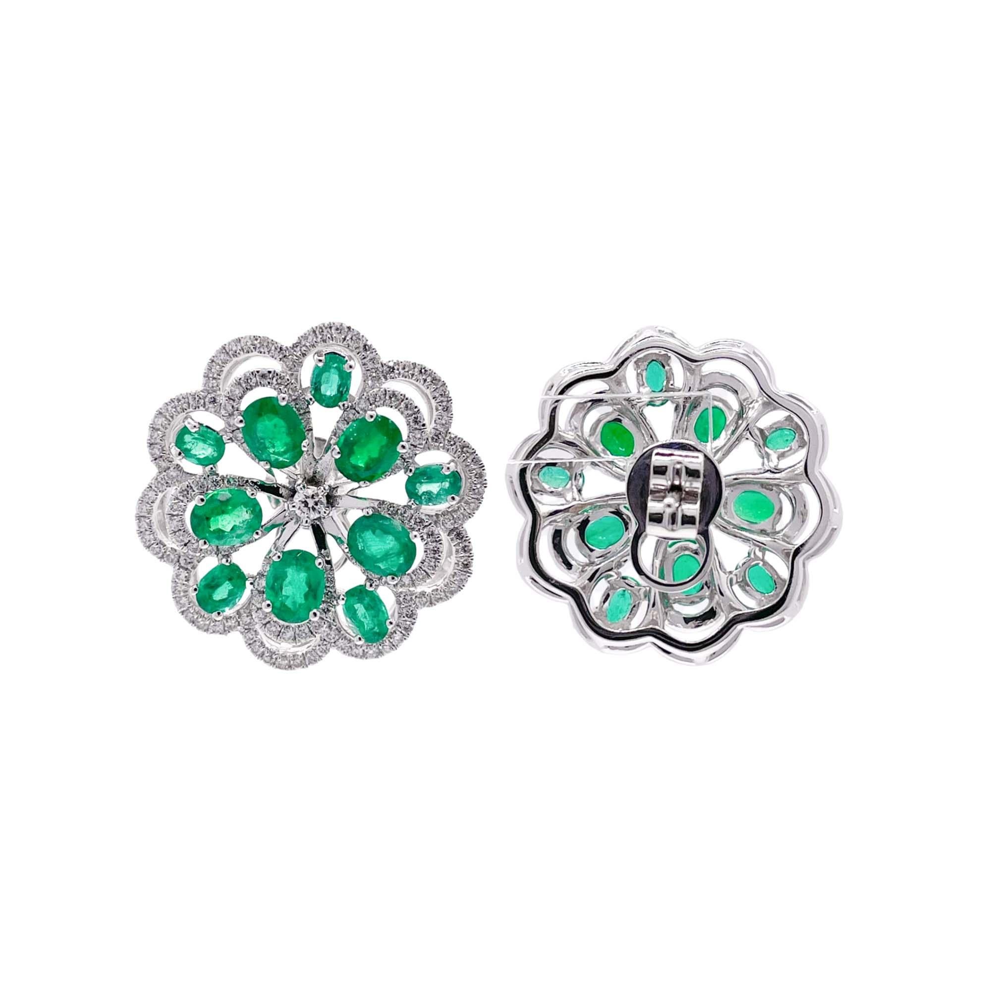 Jay Feder 18k White Gold Green Emerald Diamond Flower Cluster Earrings In Good Condition For Sale In Boca Raton, FL