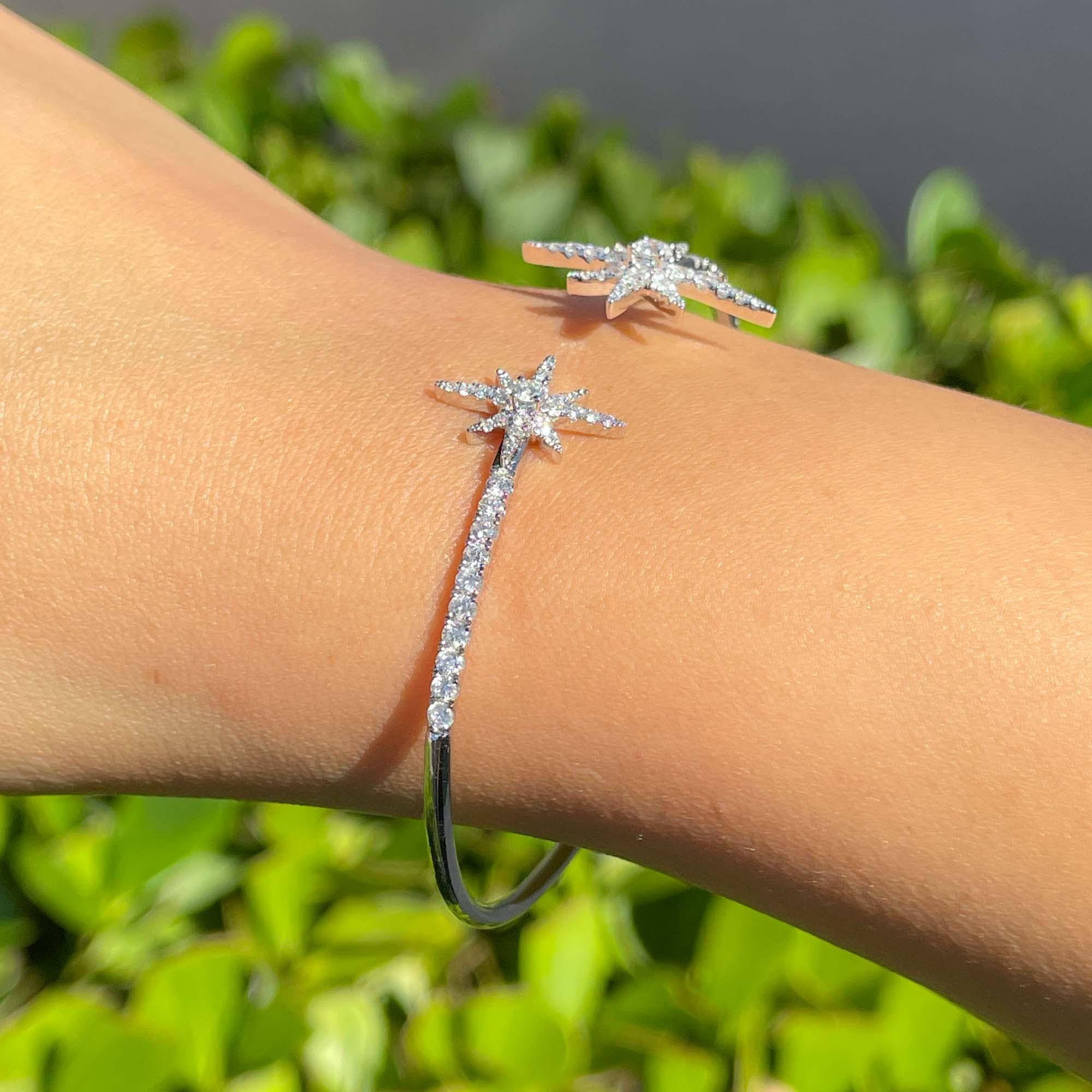 Pulsera brazalete cruzada estrella diamante redondo de oro blanco de 18k Jay Feder en Bueno Estado en Boca Raton, FL