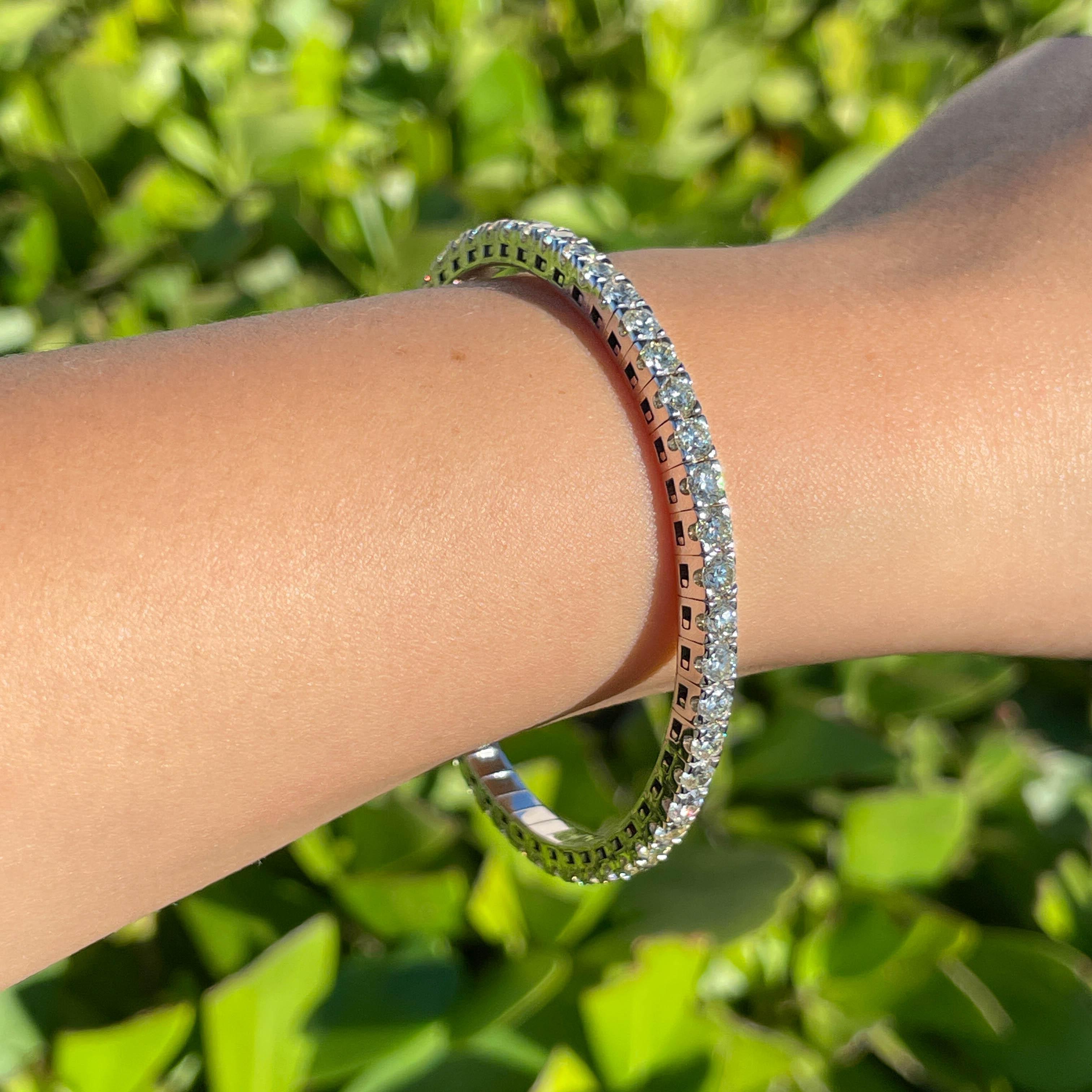Jay Feder 18k White Gold Round Diamond Stretchy Tennis Bracelet

Set with 52 round brilliant diamond; total carat weight is 8.10ctw. 

The bracelet is 2.5 inches in diameter and 3.90mm wide. Total weight is 24.4 grams.

Please view our photos and