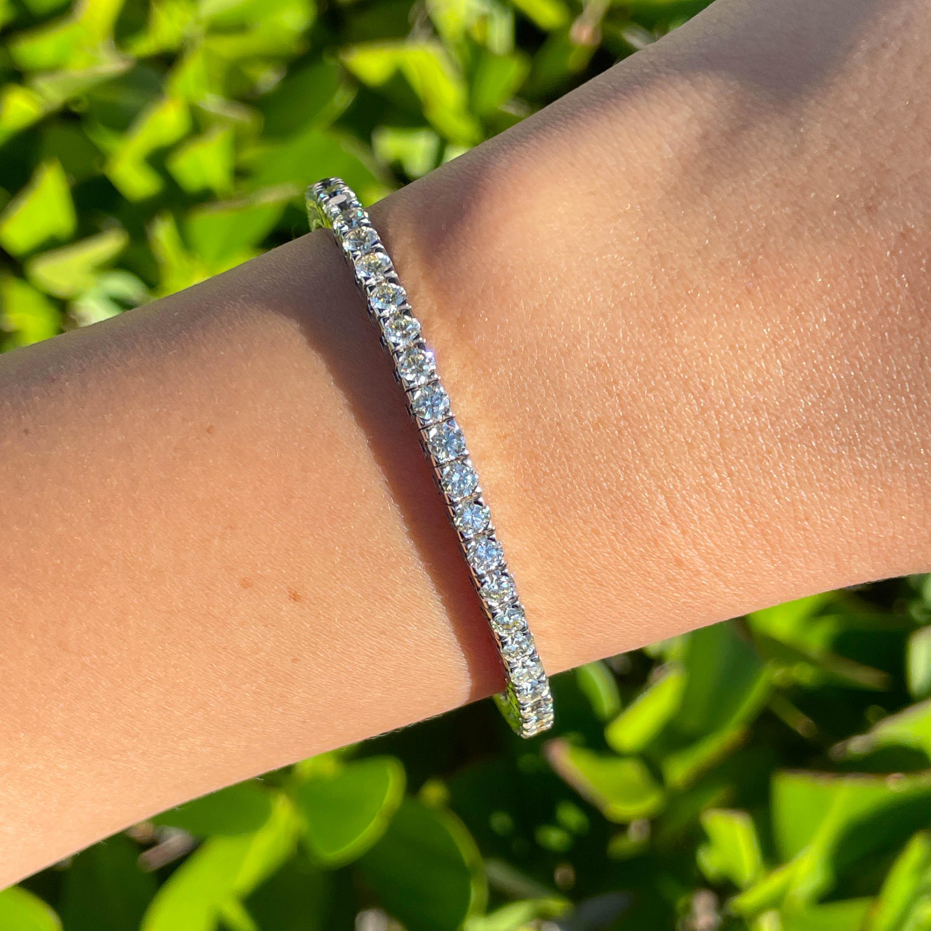 Jay Feder Stretchy-Tennisarmband aus 18 Karat Weißgold mit runden Diamanten