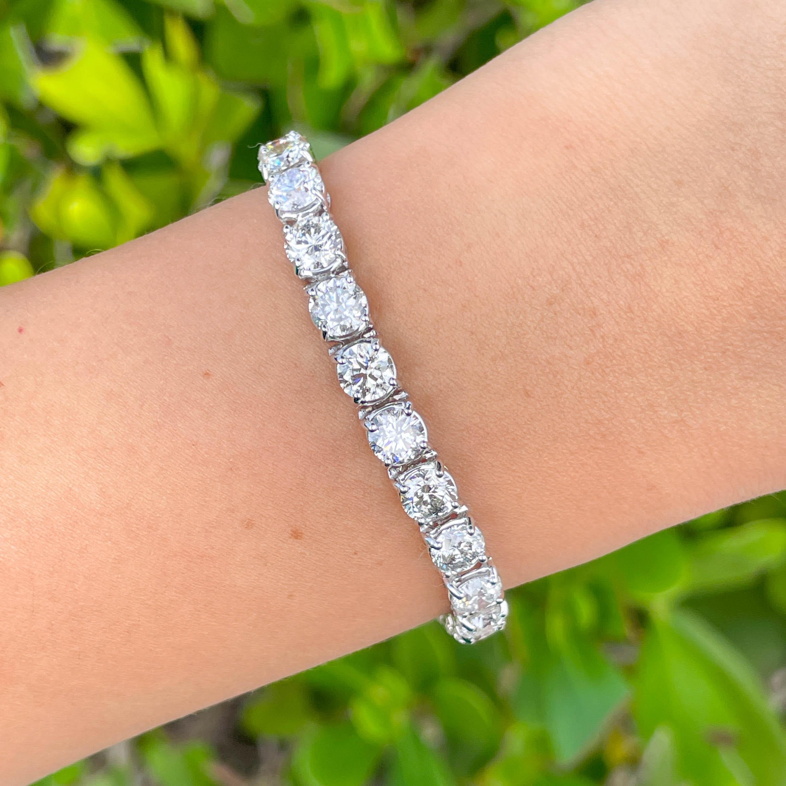 Jay Feder 18k White Gold Round Diamond Tennis Bracelet

Set with 27 round brilliant diamonds; total weight is 19.22ctw. 

The bracelet is 7 inches long. Total weight is 18.5 grams.

Please view our photos and videos for more details.

Good