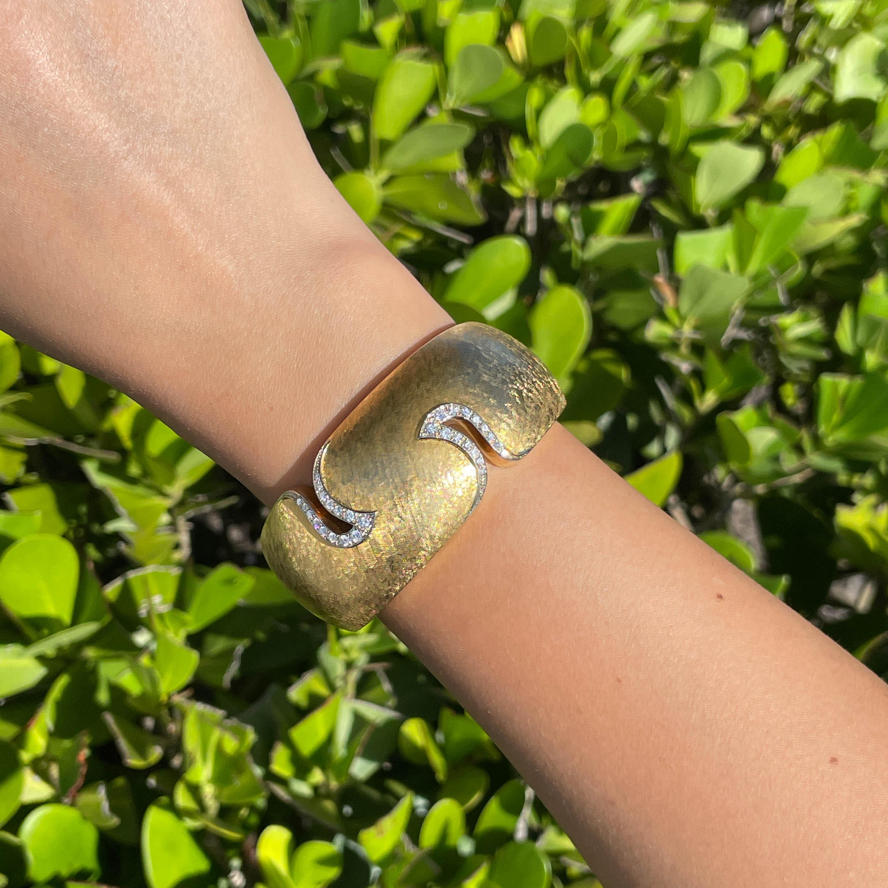 Jay Feders Bracelet à large manchette en or jaune 18k serti de diamants en vente 7