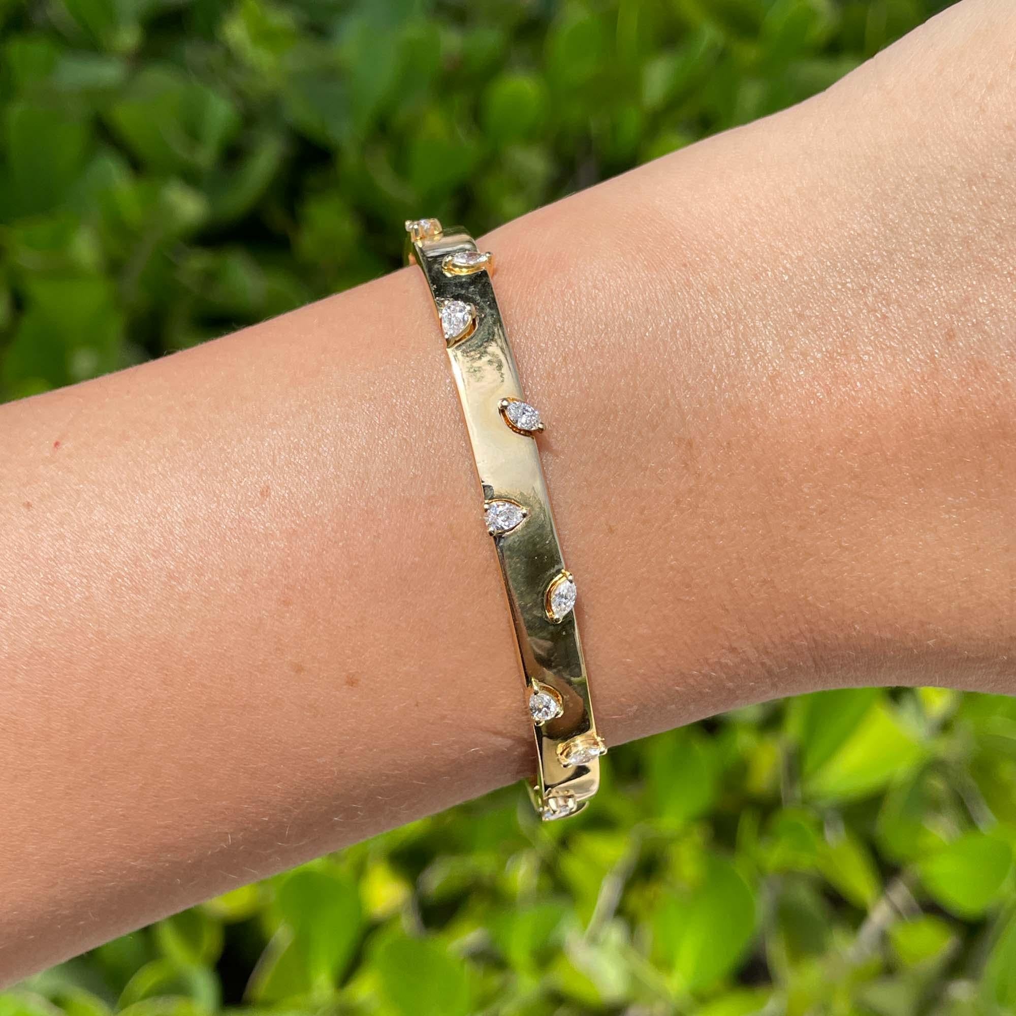 Bracciale con diamanti Jay Feder in oro giallo 18k

Incastonati con diamanti a forma di pera e marquise; il peso totale in carati è di 0,63ct.

Il bracciale ha un diametro di 2,5 pollici e una larghezza di 6,01 mm. Il peso totale è di 20,7
