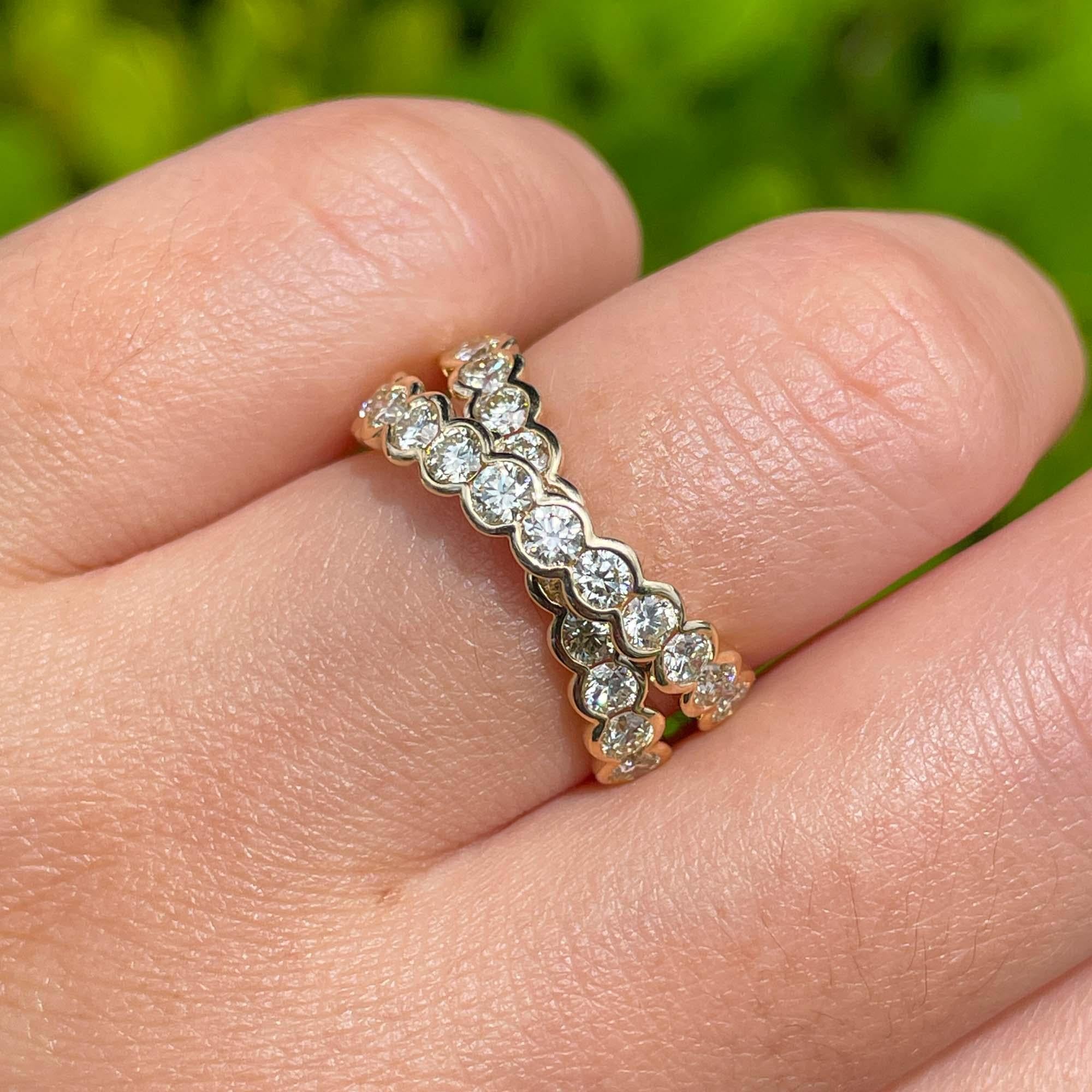 Jay Feder, bague croisée en or jaune 18 carats avec lunette en diamants

Serti de diamants ronds de taille brillant ; poids total en carats : 1.72 ct.

Le bracelet se rétrécit de 8,40 mm à 3,44 mm sur la partie inférieure ; il se situe à 4,24 mm du