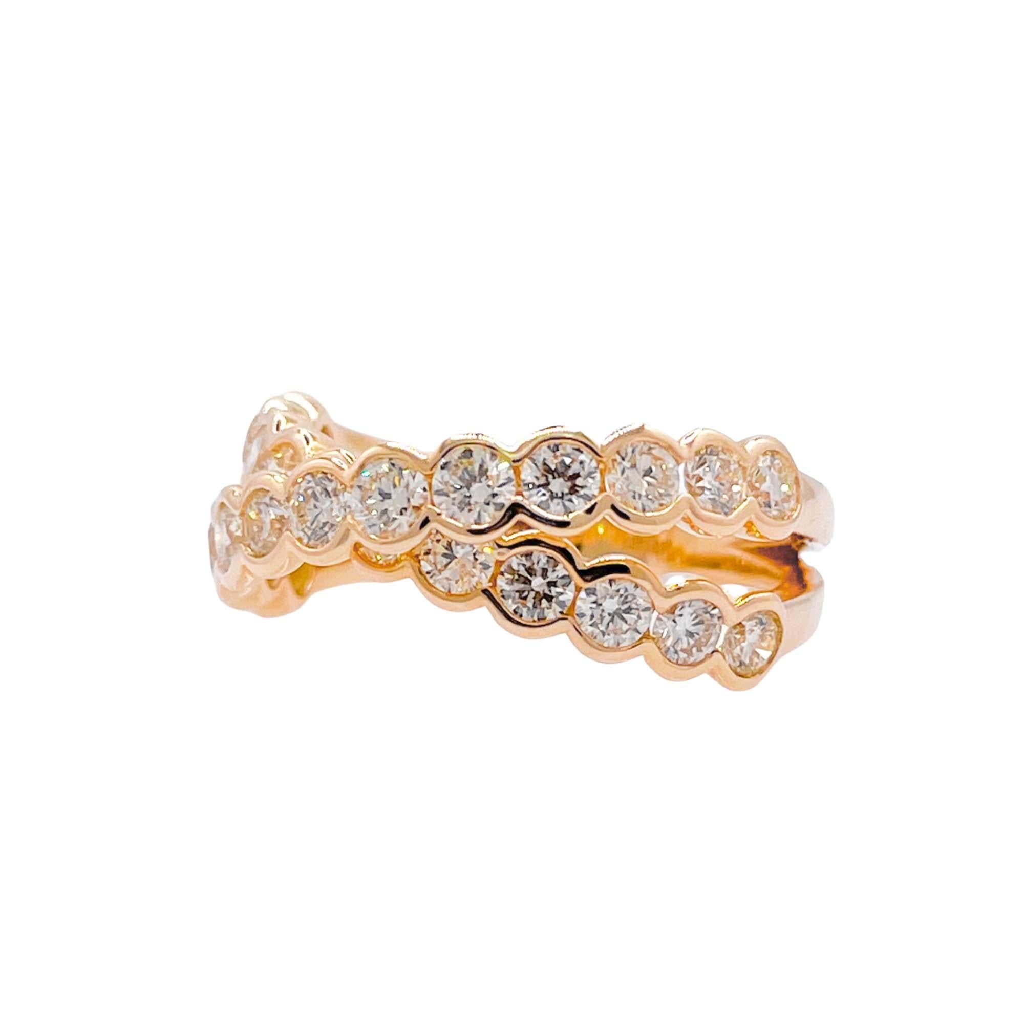 Taille ronde Jay Feder, bague croisée en or jaune 18 carats avec lunette en diamants en vente