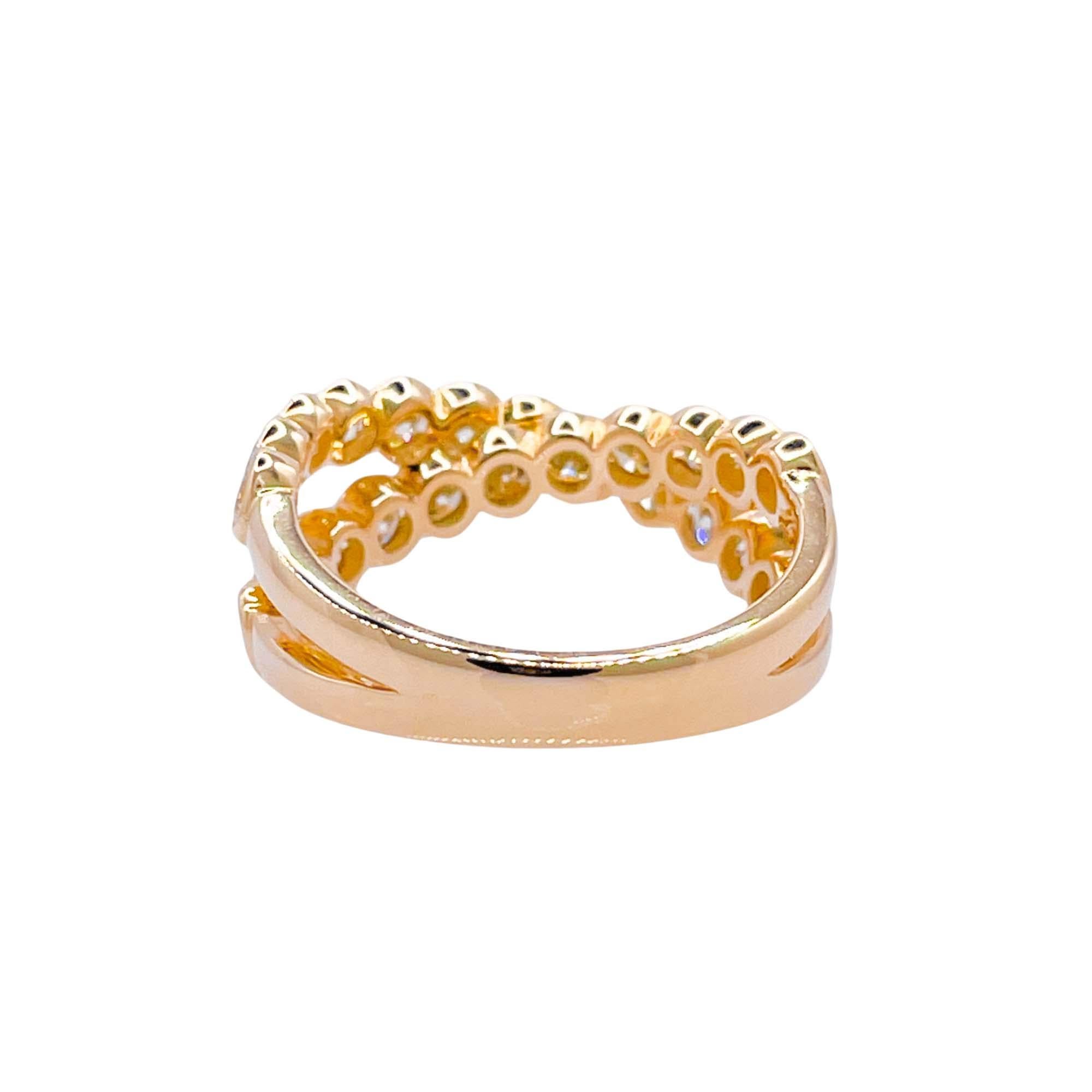 Jay Feder, bague croisée en or jaune 18 carats avec lunette en diamants Unisexe en vente