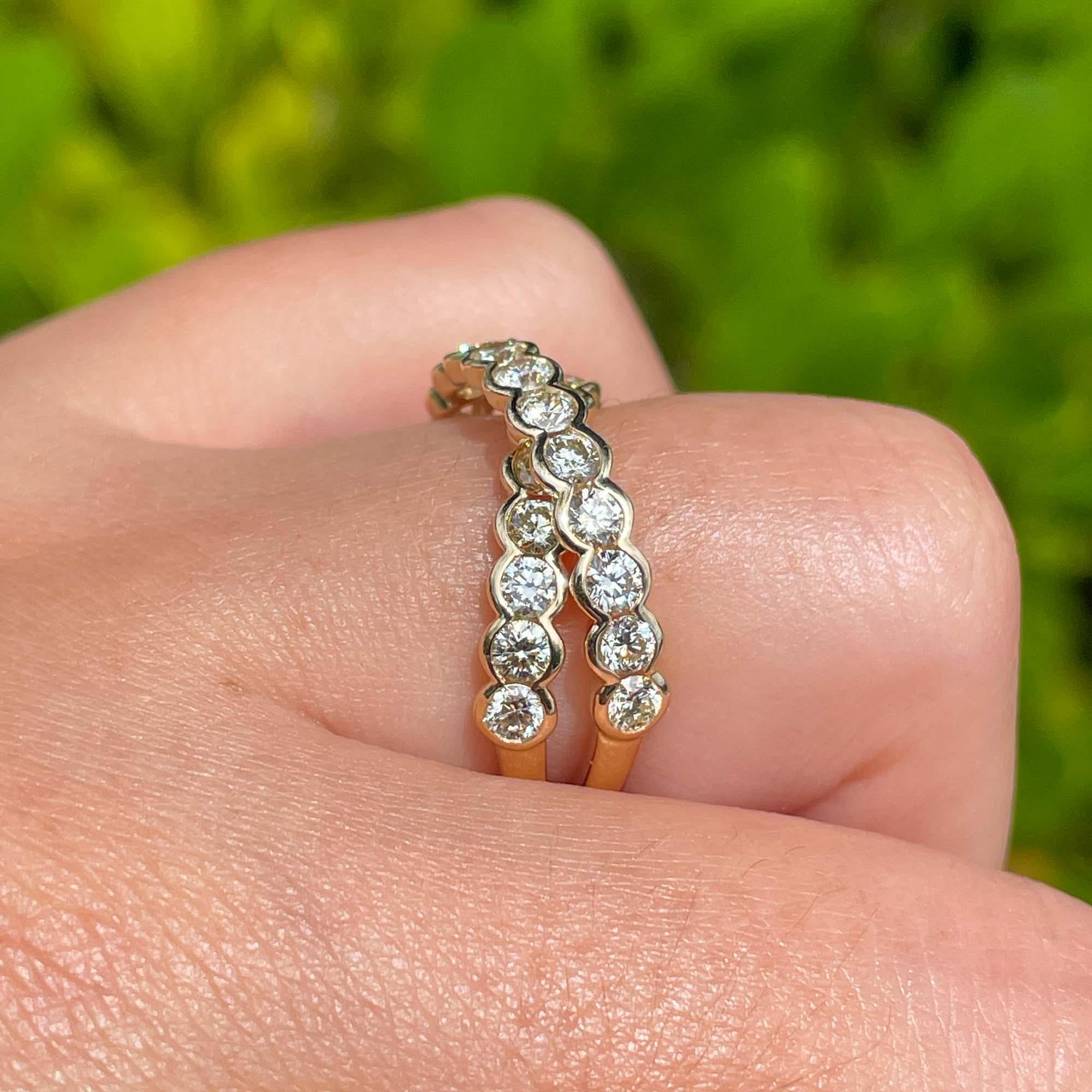 Jay Feder, bague croisée en or jaune 18 carats avec lunette en diamants en vente 2