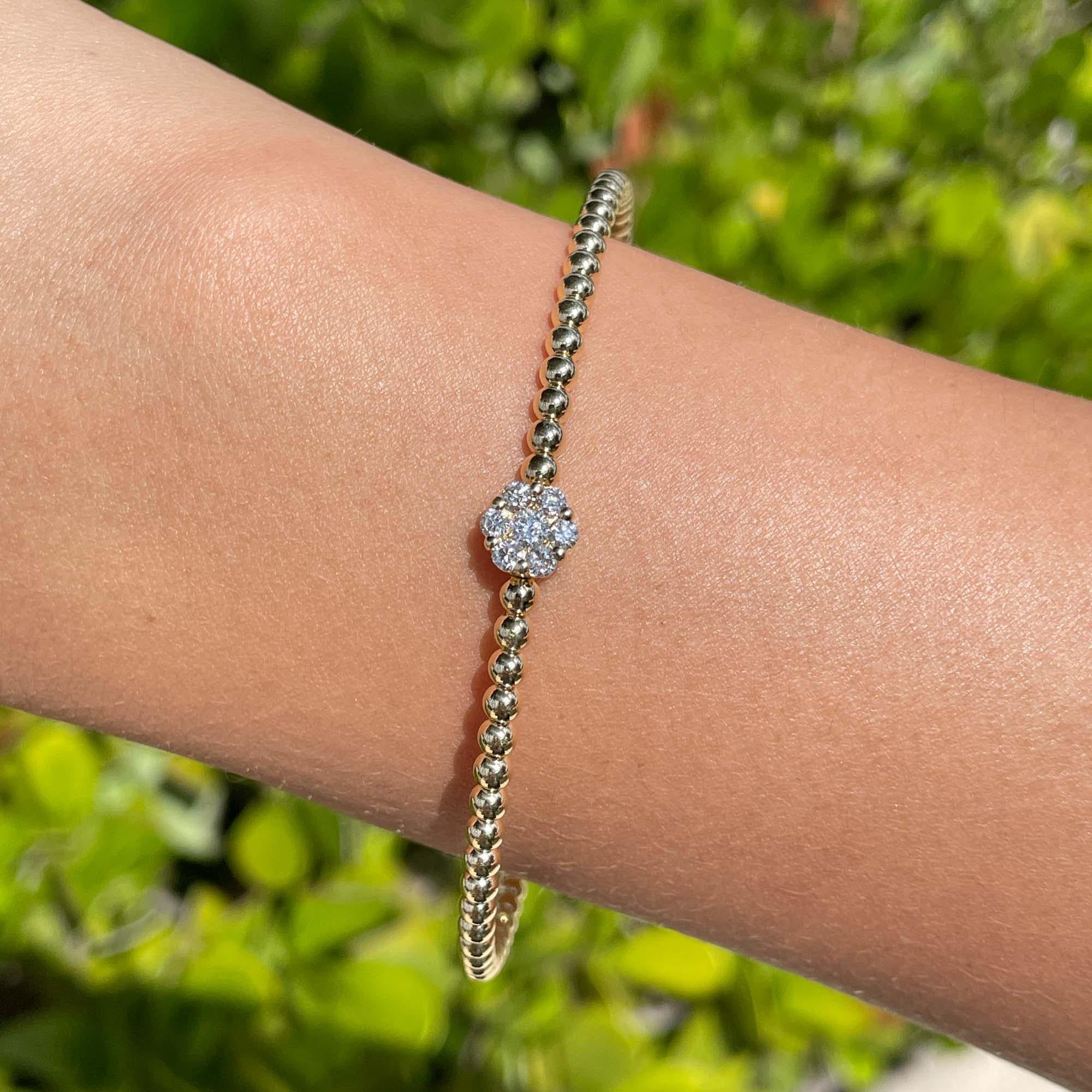 Jay Feders Bracelet en or jaune 18k avec fleurs et diamants

Serti de 7 diamants ronds de taille brillant ; le poids total en carats est de 0,40ctw.

Le bracelet fait 3 pouces de diamètre et la fleur mesure 7 mm de large. Le poids total est de 9,8