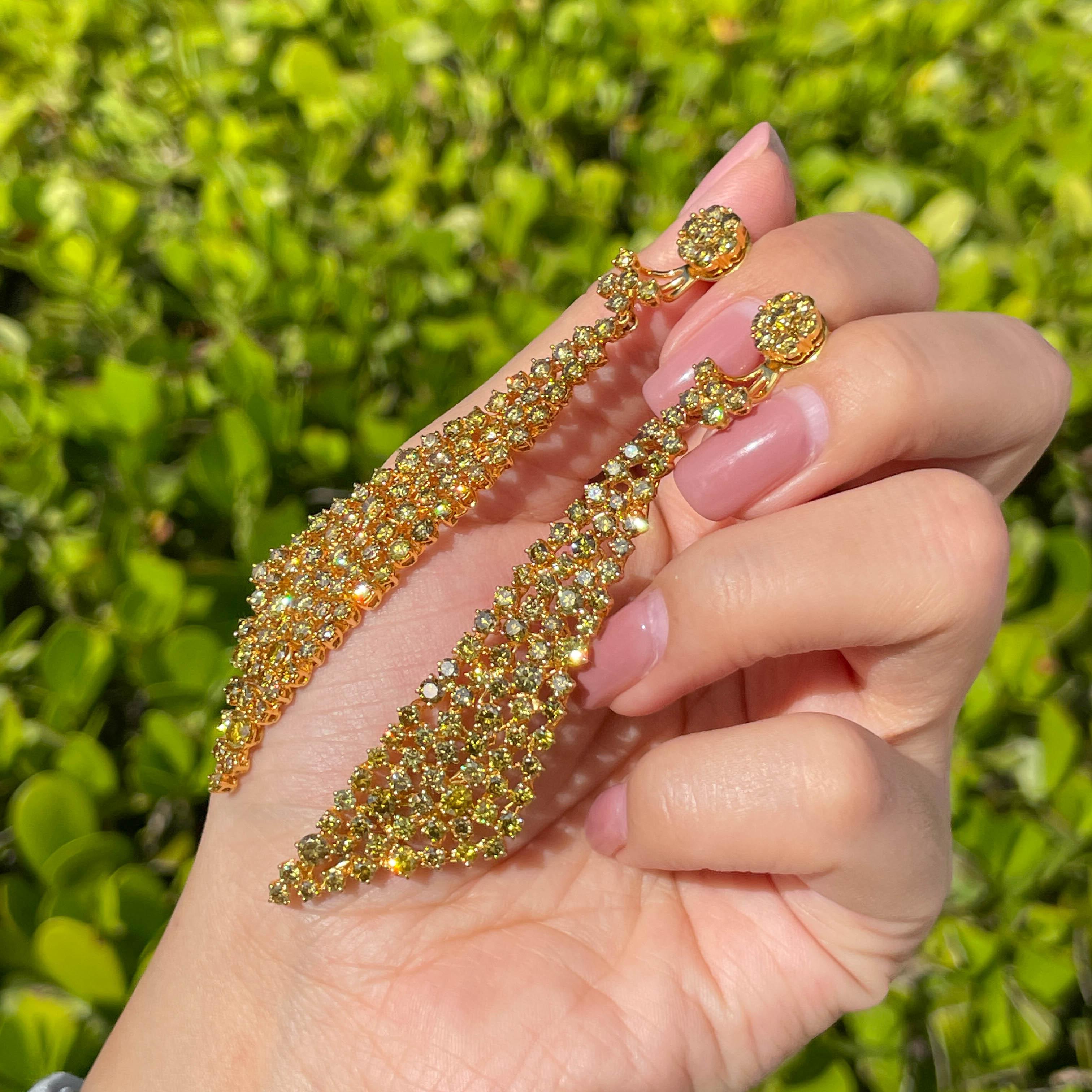 Jay Feder 18k Yellow Gold Diamond Triangular Drop Dangle Earrings In Good Condition For Sale In Boca Raton, FL