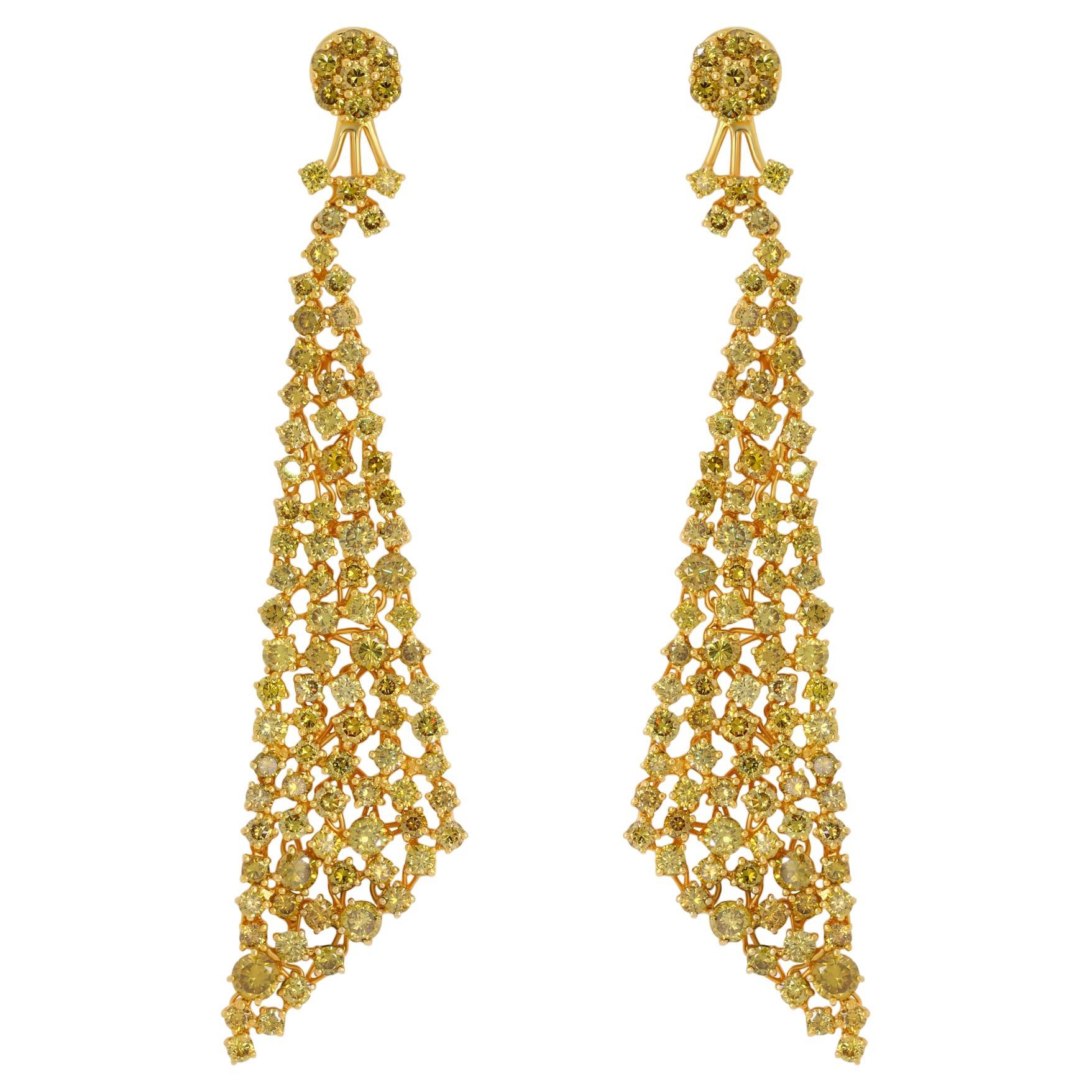 Jay Feder Pendants d'oreilles triangulaires en or jaune 18 carats avec diamants en vente