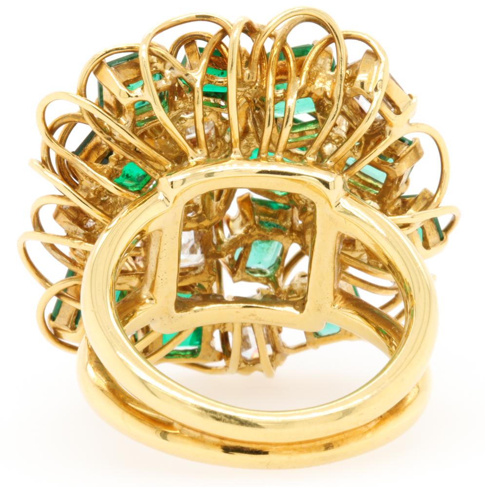 Jay Feder 18k Yellow Gold Green Emerald and Diamond Cluster Cocktail Ring In Good Condition For Sale In Boca Raton, FL
