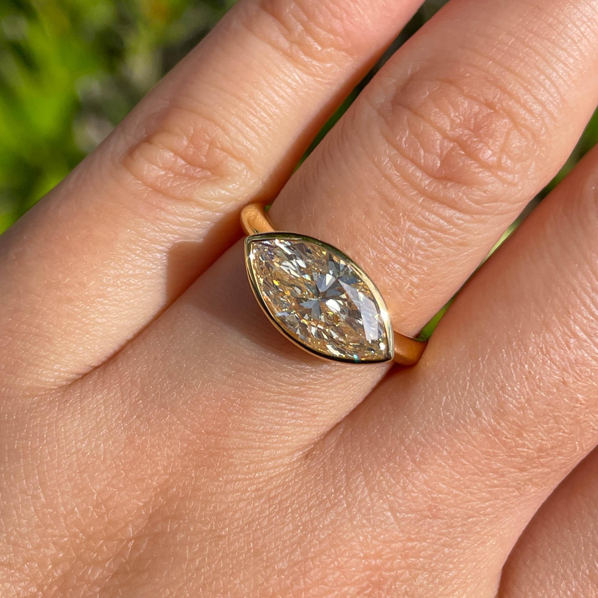 Jay Feder Verlobungsring, 18 Karat Gelbgold Marquise-Diamant, rechte Hand, Solitär
Der Mittelstein ist 2,50ct Marquise geformt Diamant, ca. M Farbe und VS Klarheit (warme Farbe und sehr sauber).
Eingefasst in eine Fassung aus 18 Karat Gelbgold, um