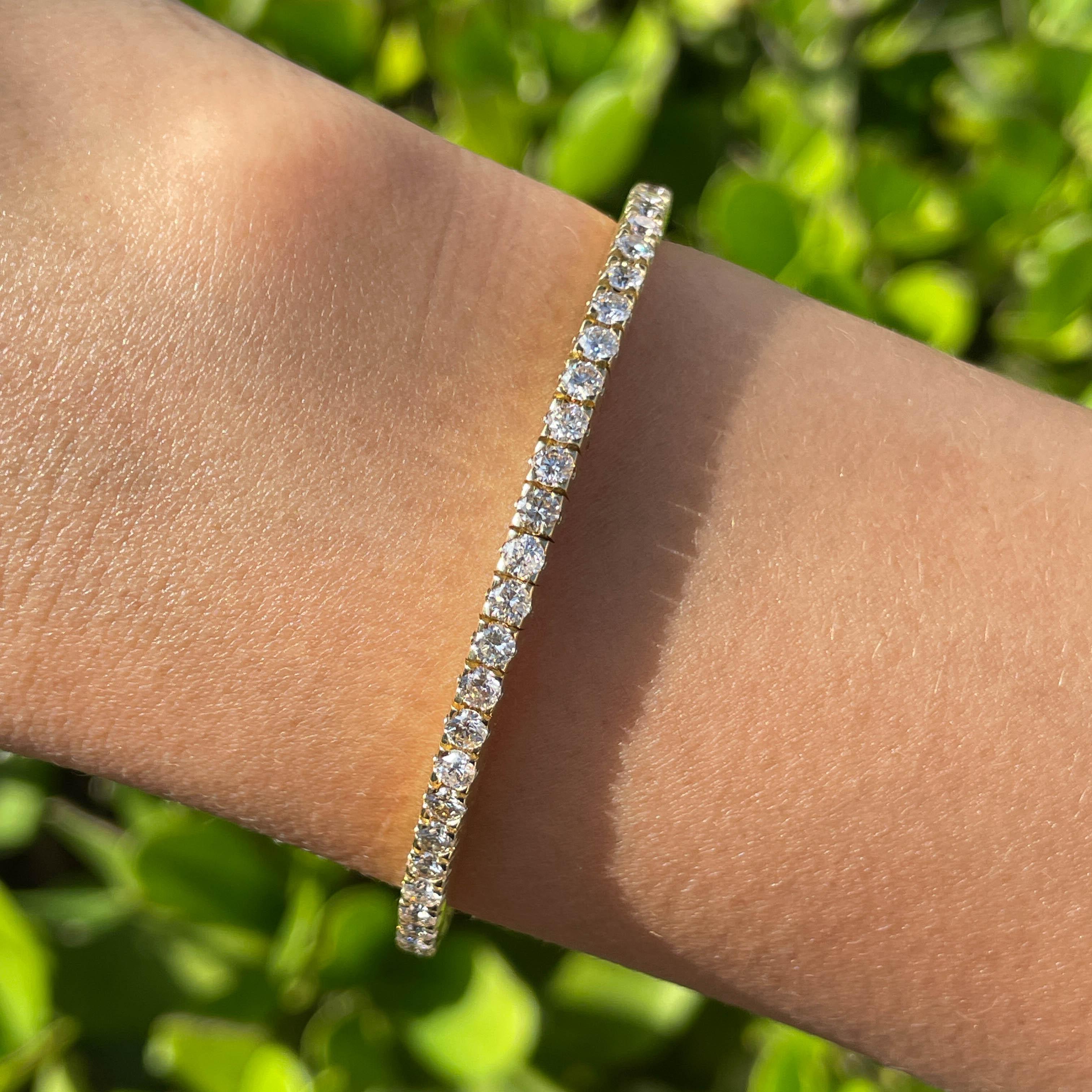 Jay Feder 18k Yellow Gold Round Diamond Stretchy Tennis Bangle Bracelet

Set with 60 round diamonds; total carat weight is 5.25ctw.

The bracelet is 2.5 inches in diameter and 3.41mm wide. Total weight is 19.4 grams.

Please view our photos and