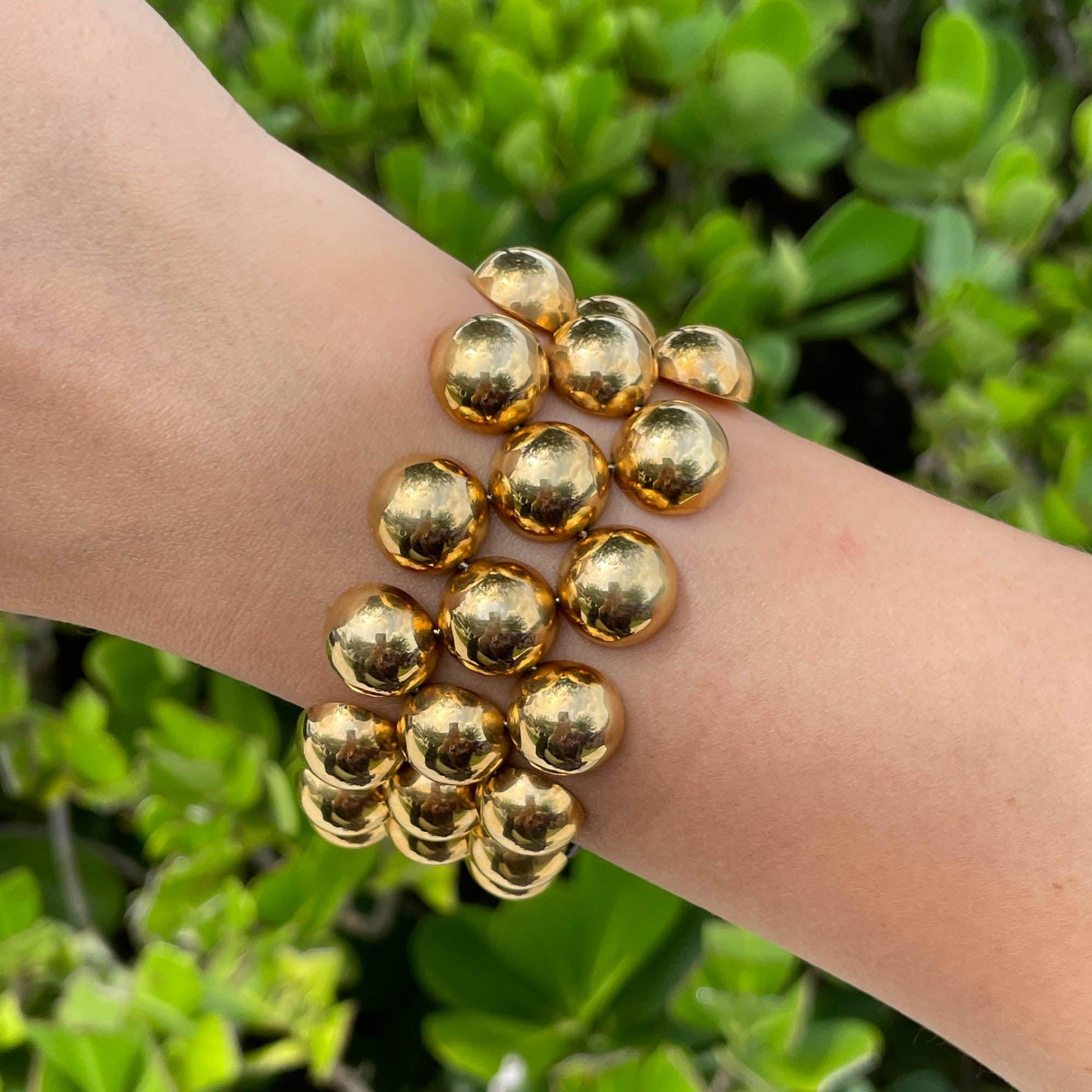 Jay Feder Bracelet large à bulles en or jaune 18 carats

Le bracelet mesure 8 pouces de long et 1,25 pouce de large.

Le poids total du bracelet est de 90.1 grammes. 

Veuillez consulter nos photos et vidéos pour plus de détails.

Bon état, traces