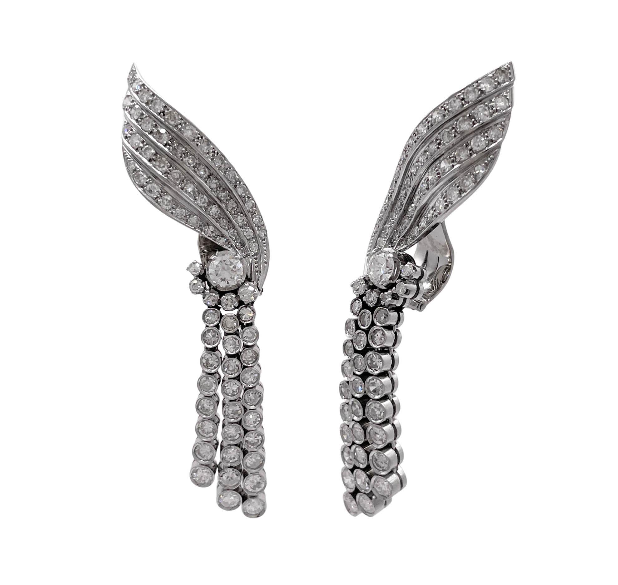 Édouardien Jay Feder Boucles d'oreilles pendantes en platine avec diamants taille vieille mine en vente