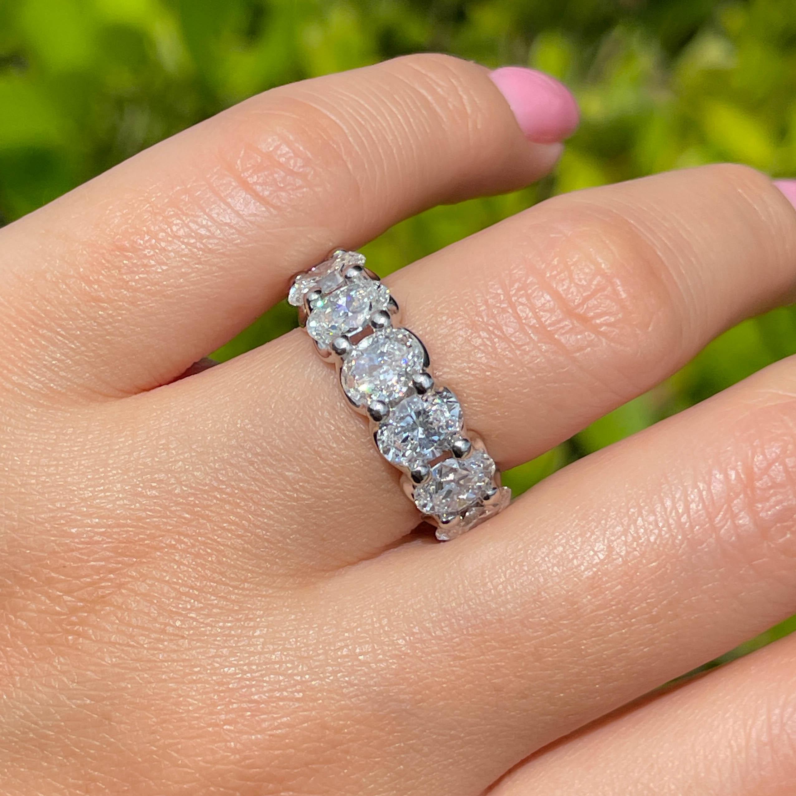 Anello a fascia con diamante ovale eternità di Jay Feder in platino

Con 13 diamanti ovali brillanti incastonati a forma di U; il peso totale è di 9,30ctw.

Il cinturino è largo 7,21 mm e si trova a 4,02 mm dalla punta del dito. La misura