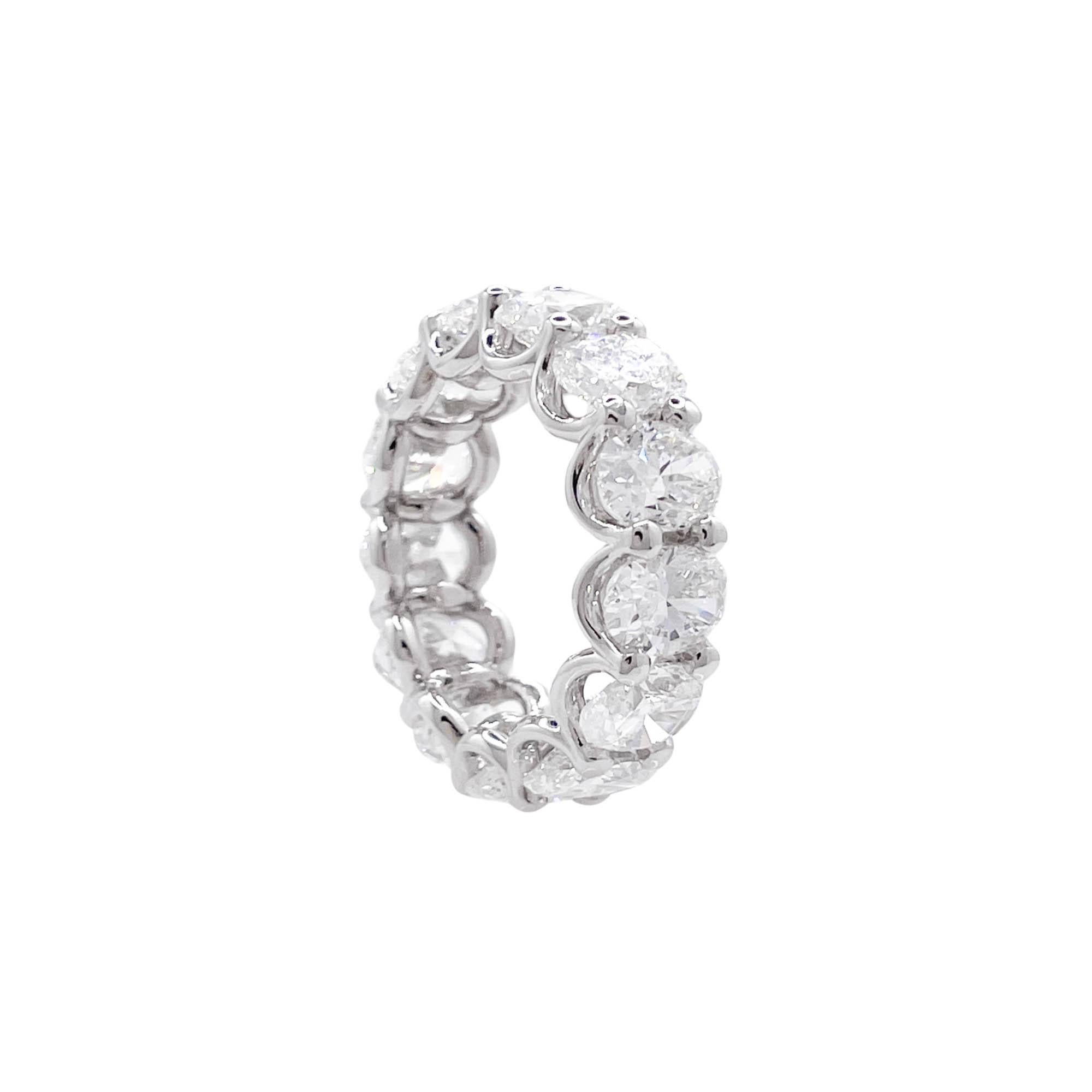 Taglio ovale Anello a fascia con diamante ovale eternità di Jay Feder in platino in vendita