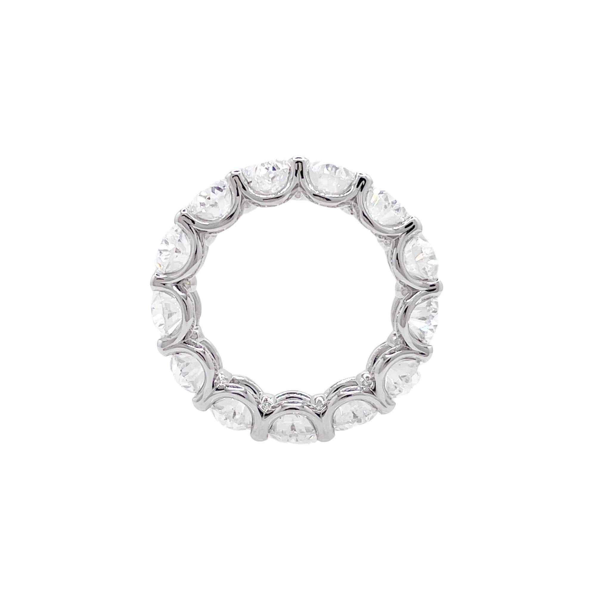 Anello a fascia con diamante ovale eternità di Jay Feder in platino In condizioni buone in vendita a Boca Raton, FL