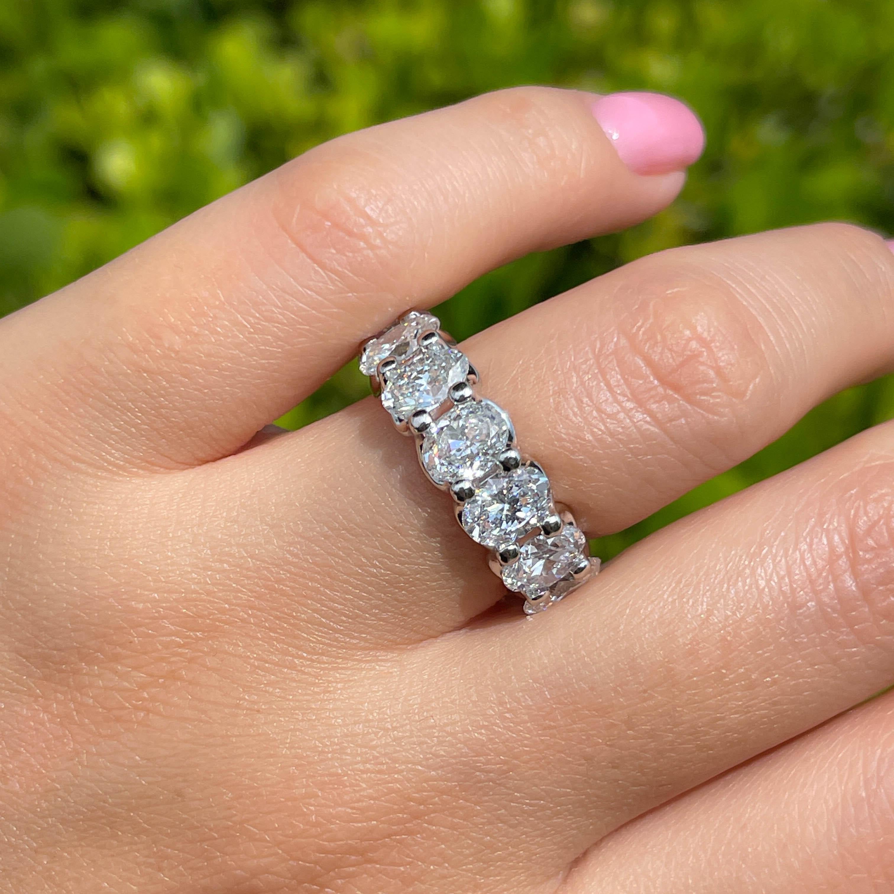 da uomo o donna Anello a fascia con diamante ovale eternità di Jay Feder in platino in vendita