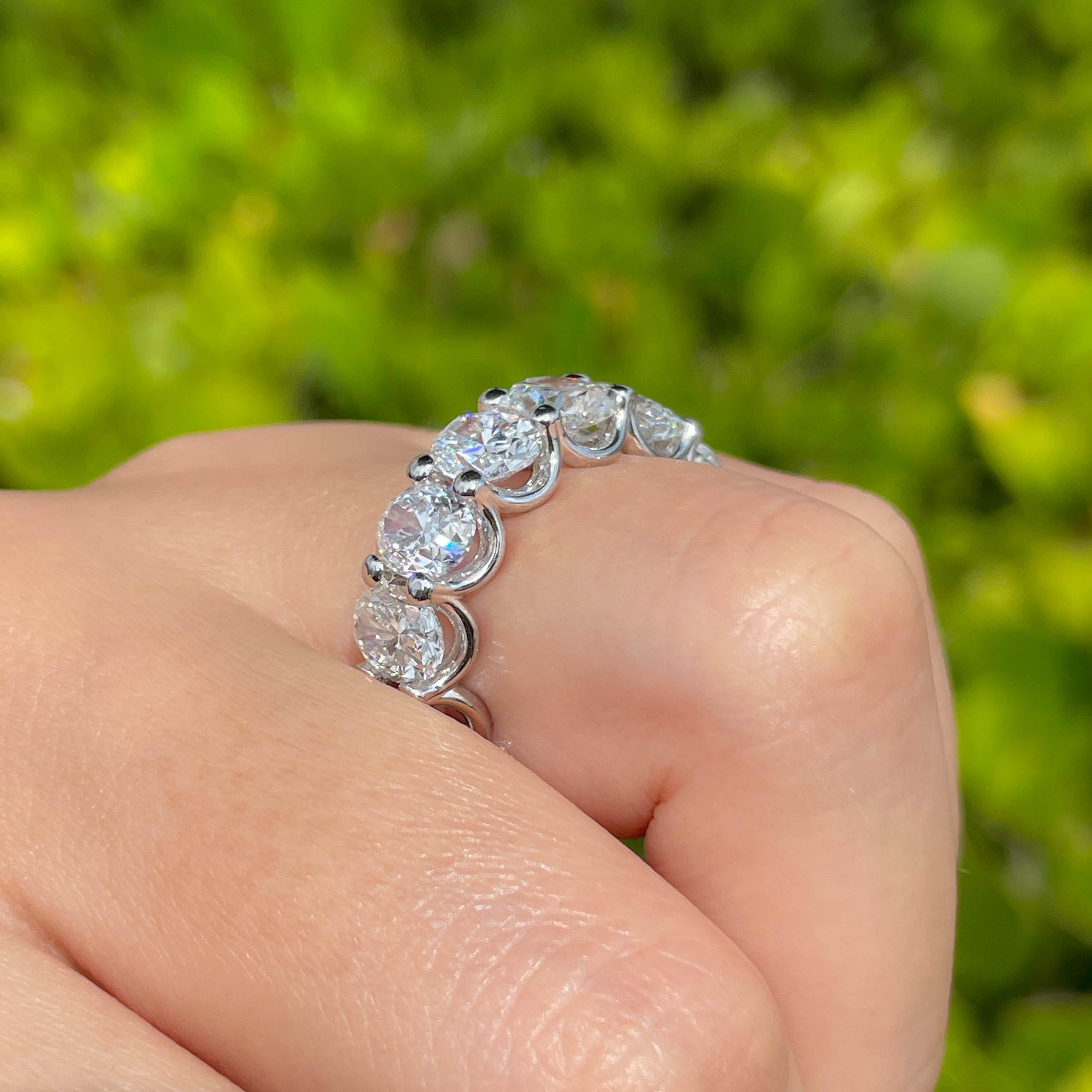 Anello a fascia con diamante ovale eternità di Jay Feder in platino in vendita 1