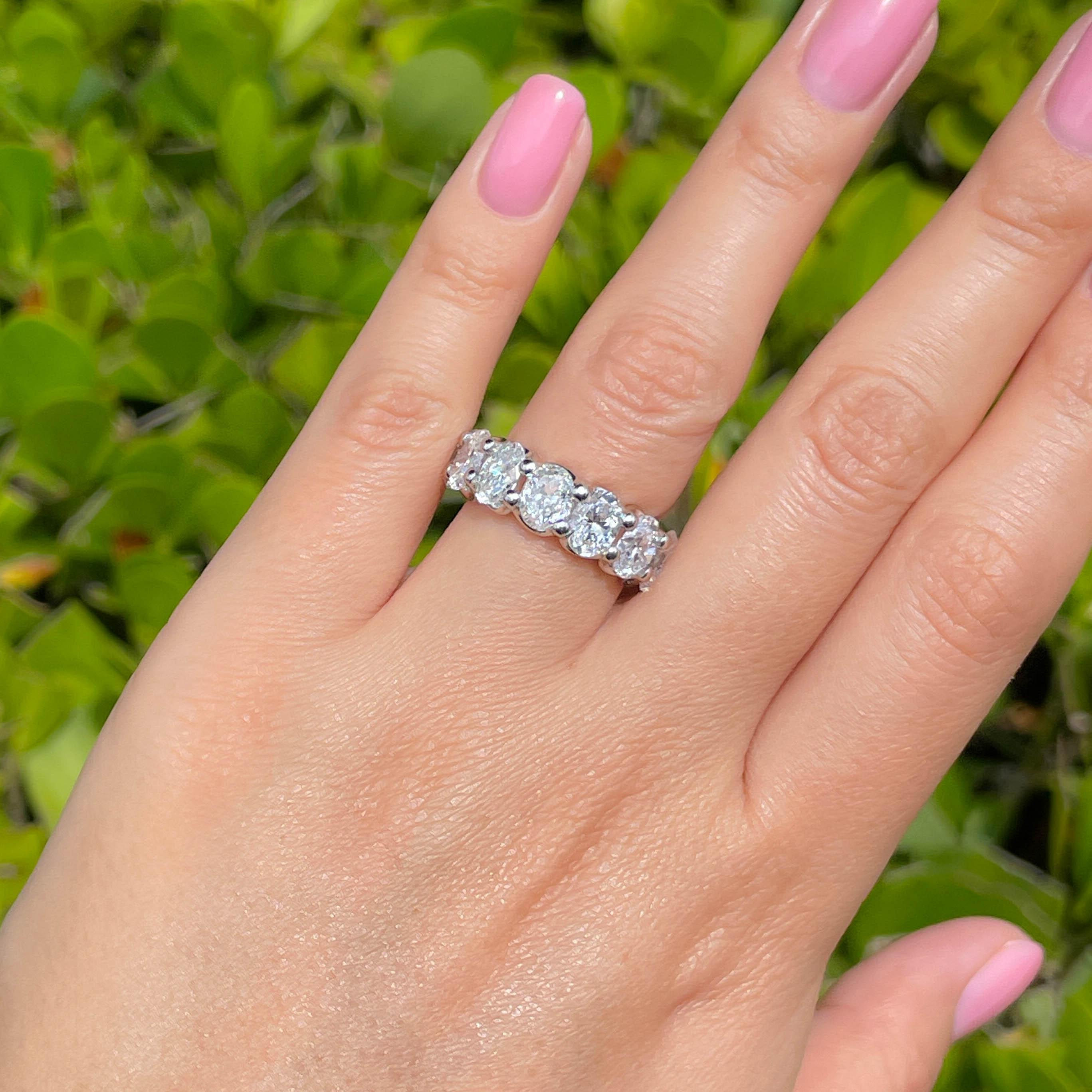 Anello a fascia con diamante ovale eternità di Jay Feder in platino in vendita 3