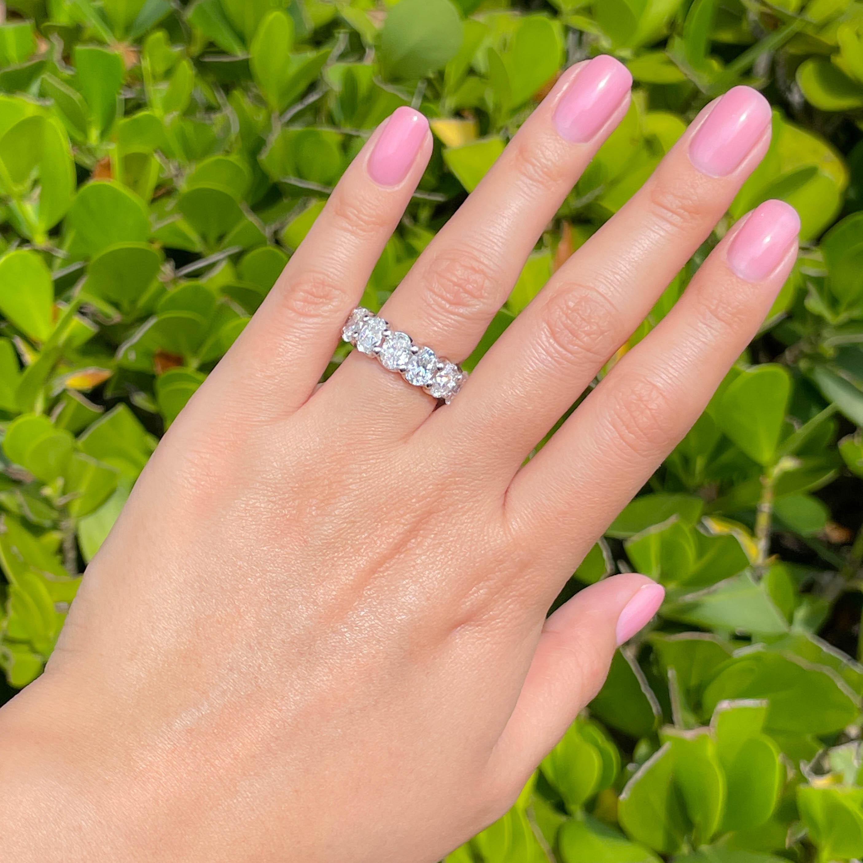 Anello a fascia con diamante ovale eternità di Jay Feder in platino in vendita 4