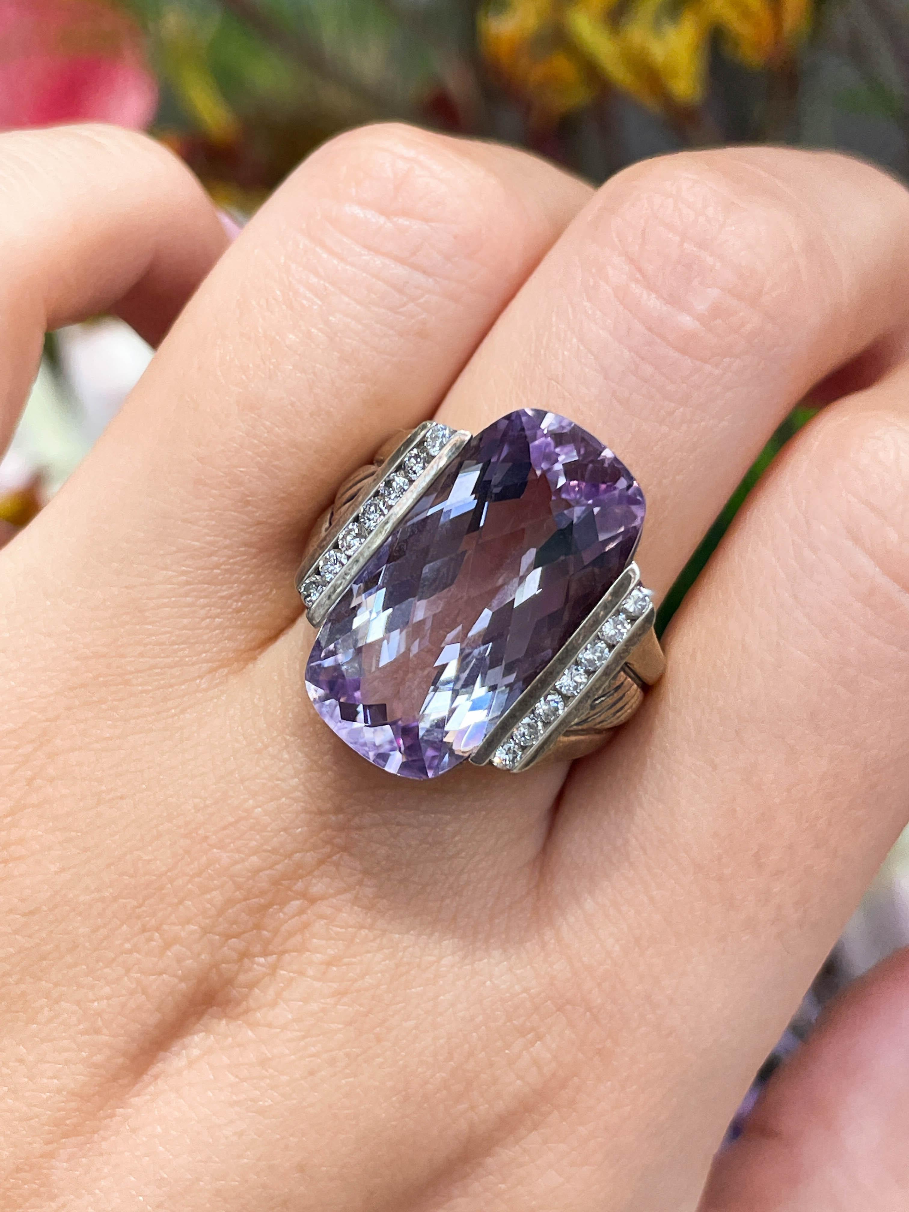Sterling Silber David Yurman Lavendel Amethyst und Diamant-Ring.

Die Maße des Mittelsteins sind ca. 22,01x11,70x9,37 mm; das geschätzte Gewicht beträgt 14,01ct. 
Mit runden Brillanten besetzt; geschätztes Gesamtgewicht 0.21ctw.
Die Abmessungen des
