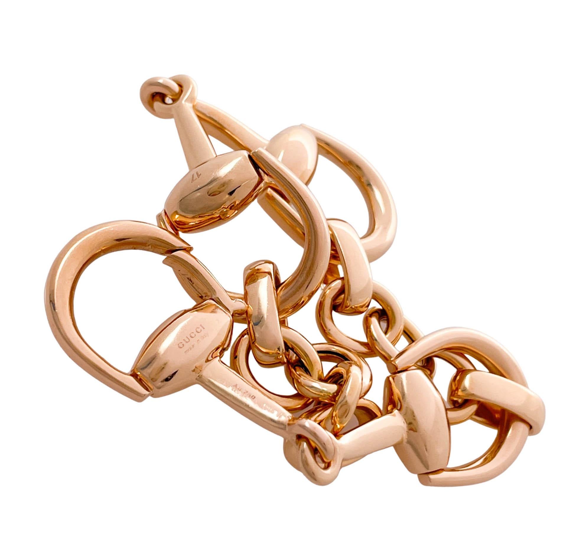 Jay Feders Vintage CIRCA 1990er Jahre 18k Rose Gold Horsebit Link Bracelet
Das Armband ist 7,5 Zoll lang; die breitesten Glieder sind 16,55 mm.
Das Gesamtgewicht des Armbands beträgt 28.6 Gramm.
Punzierungen: Gucci, Made in Italy, 17, Au 750.

Bitte