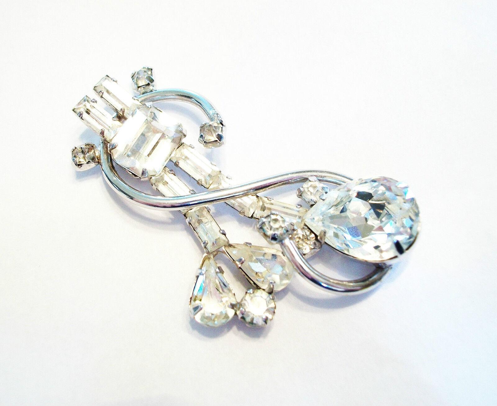 JAY FLEX - Vintage fine quality retro style sterling silver and rhinestone brooch - signed verso - Canada - circa 1950's.

Good vintage condition - no loss - no damage - no repairs - surface scratches with minor signs of age and use - ready to